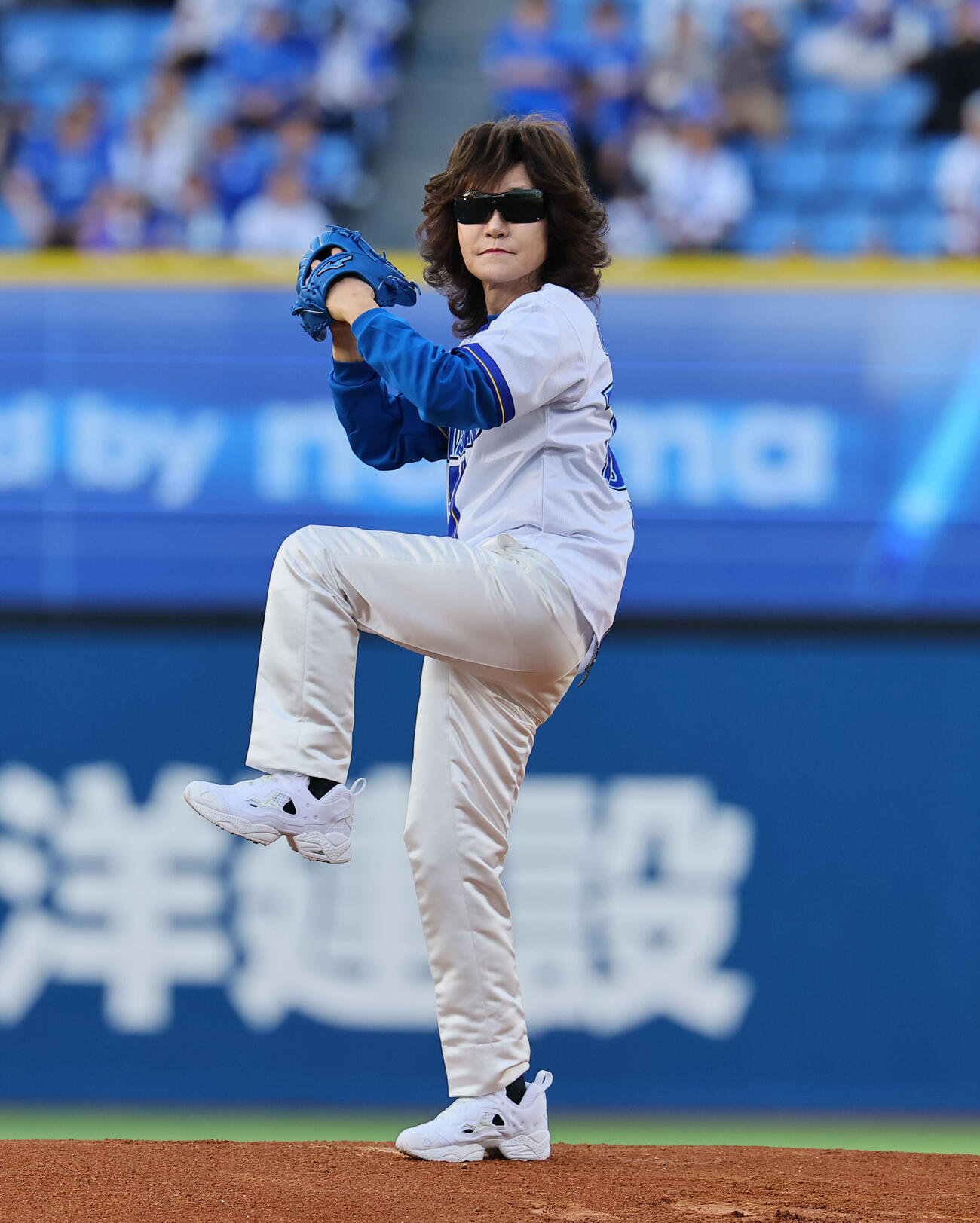 DeNA対阪神　セレモニアルピッチを行う龍玄とし（Toshi）（撮影・藤尾明華）