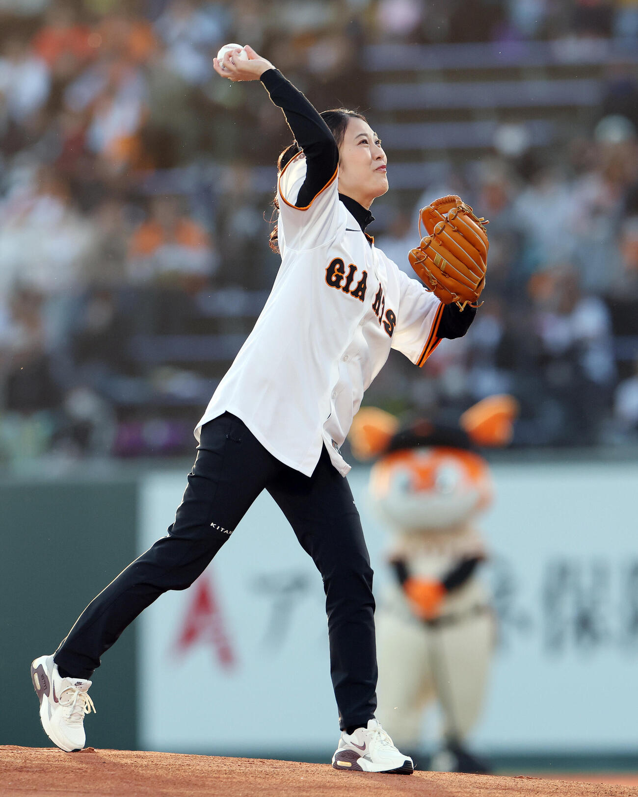 巨人対中日　ファーストピッチを務める丸山希　（撮影・宮地輝）
