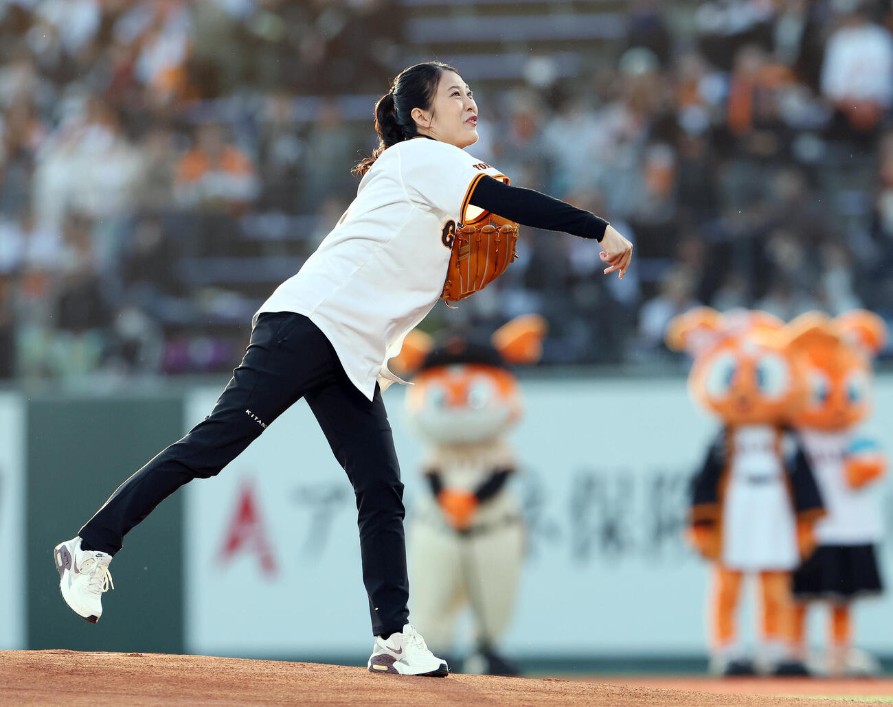巨人対中日　ファーストピッチを務める丸山希　（撮影・宮地輝）