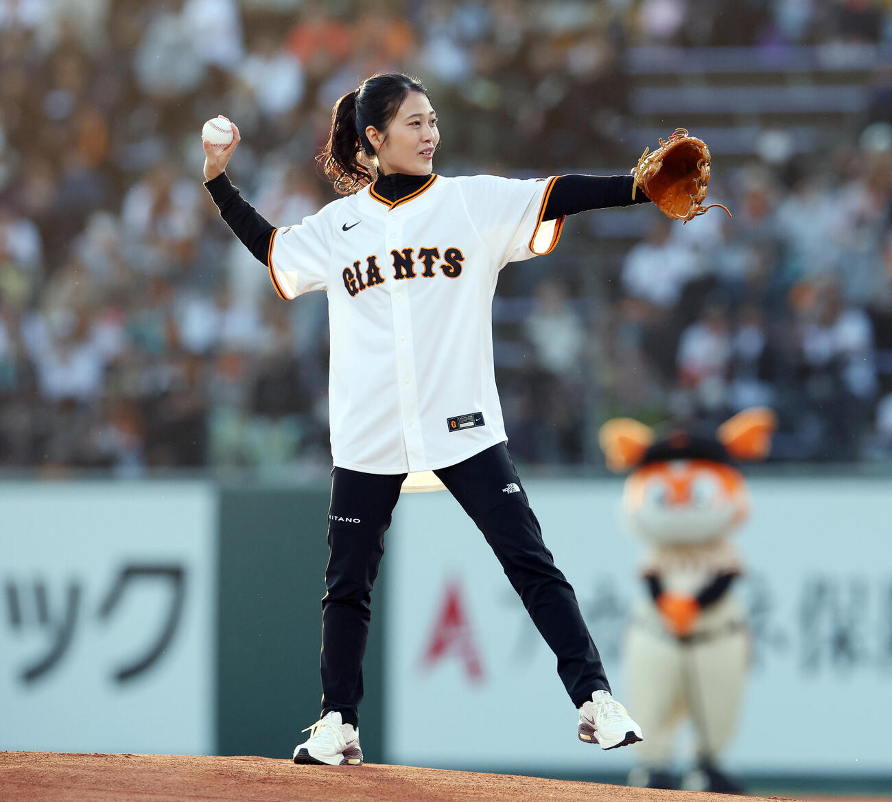 巨人対中日　ファーストピッチを務める丸山希　（撮影・宮地輝）