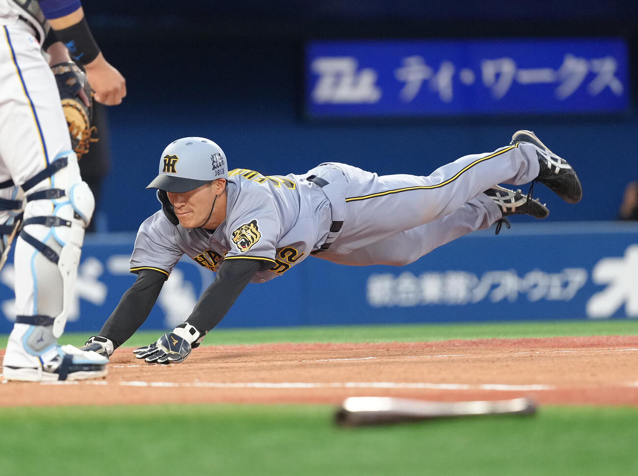 DeNA対阪神　2回表阪神2死一塁、坂本誠志郎の左前適時打にヘッドスライディングで生還する福島圭音（撮影・足立雅史）　