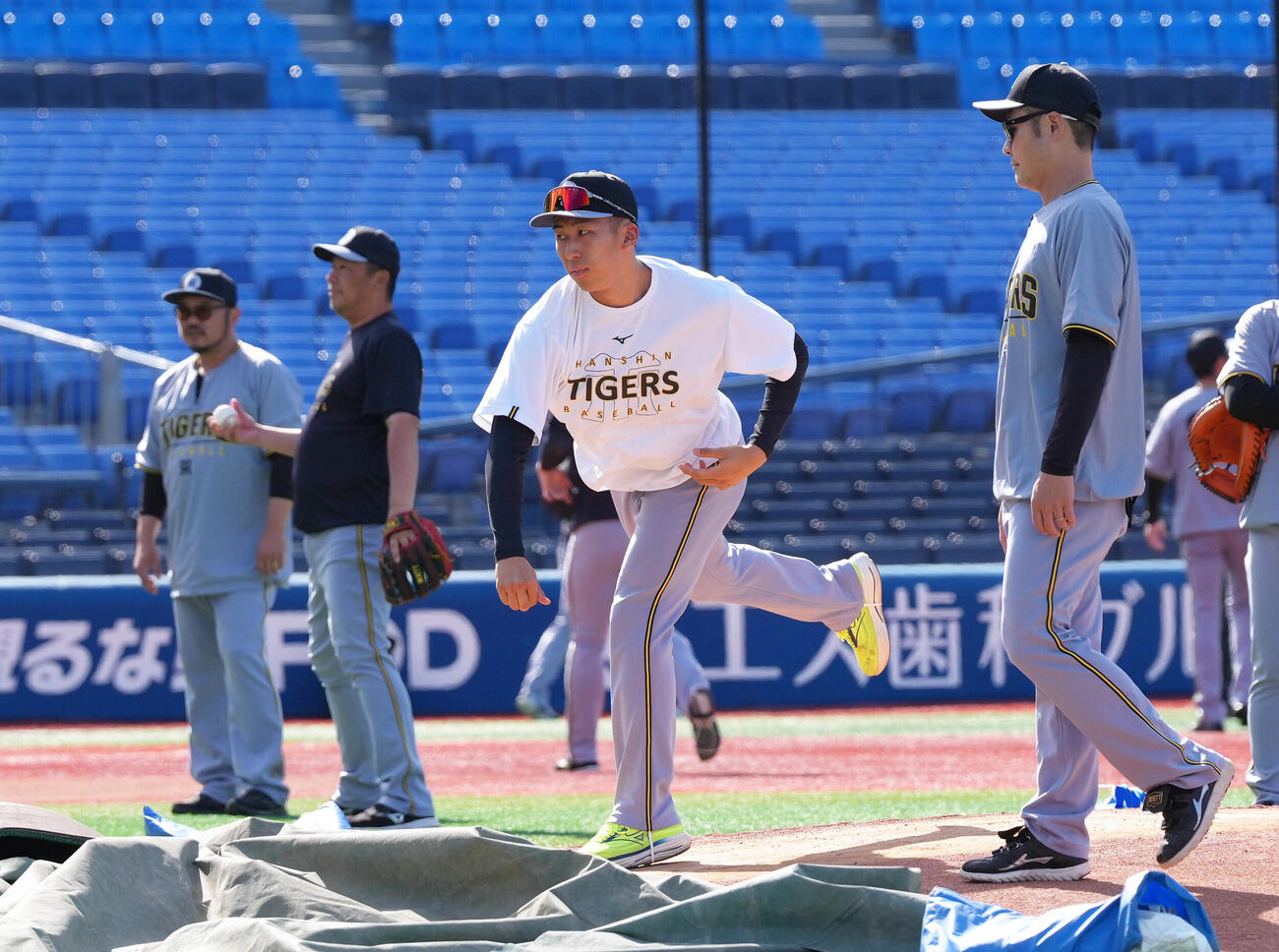 DeNA対阪神　試合前、マウンドの感触を確かめる阪神茨木秀俊（撮影・足立雅史）　