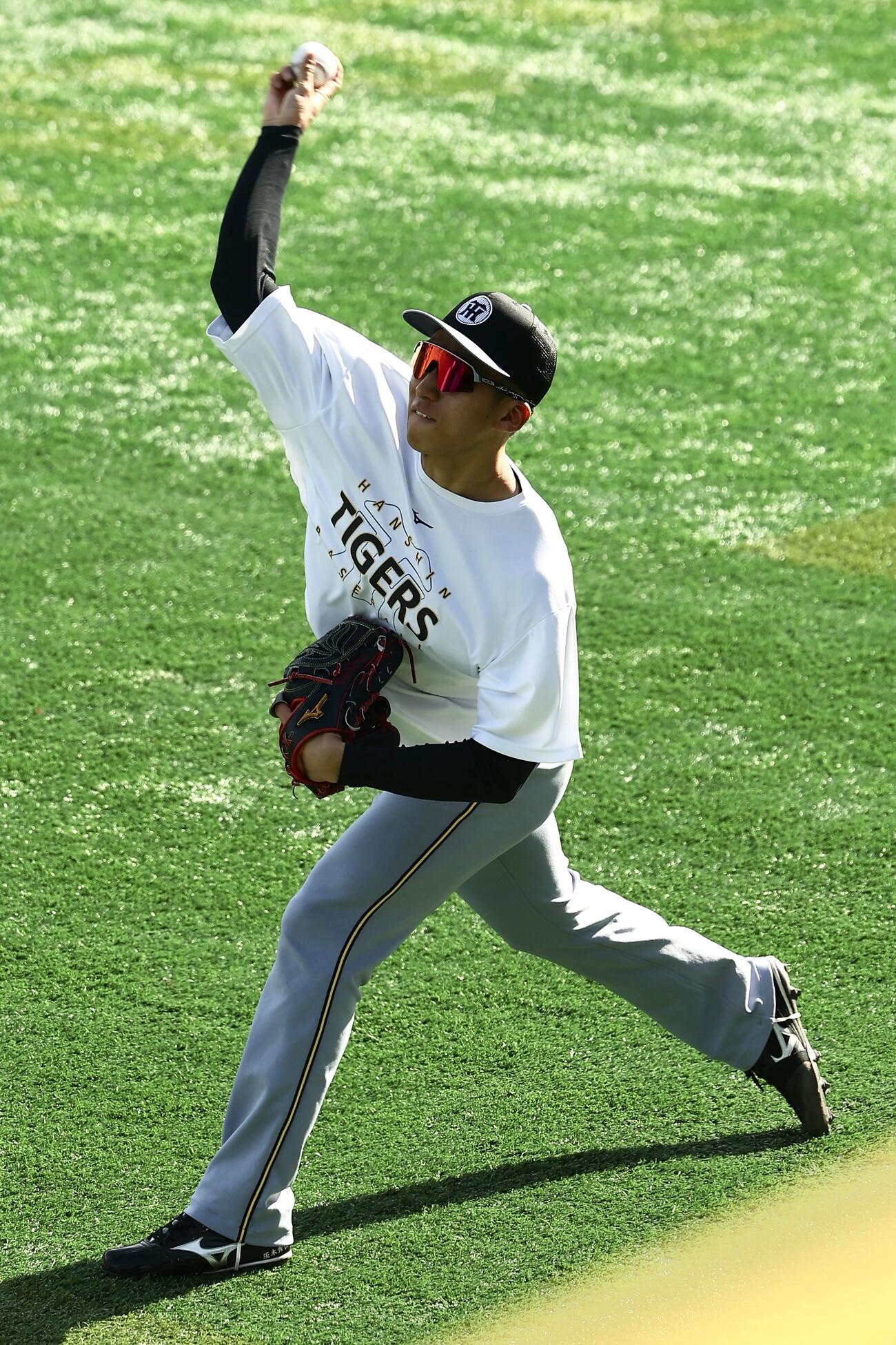 DeNA対阪神　試合前、キャッチボールする阪神茨木秀俊