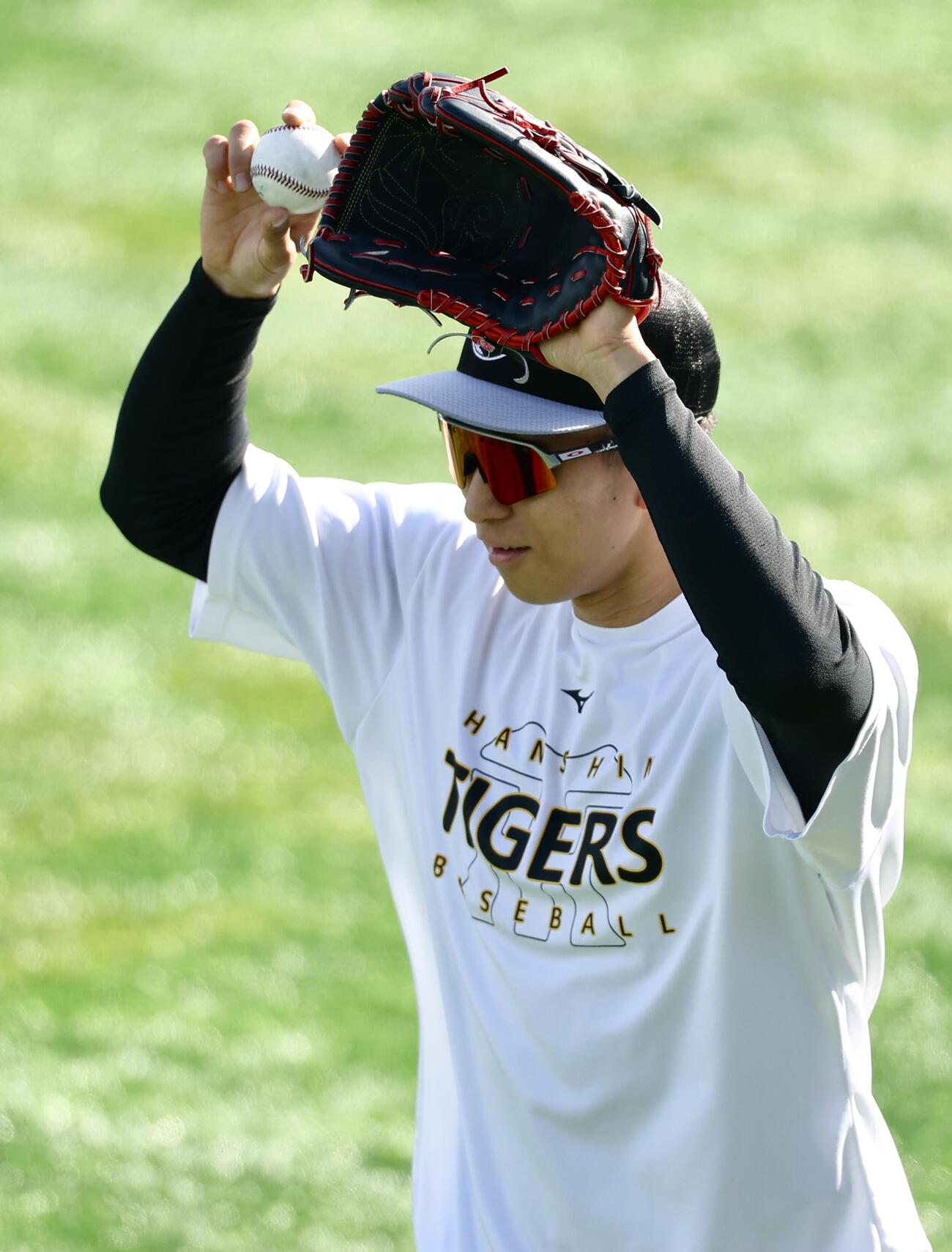 DeNA対阪神　試合前、キャッチボールする阪神茨木秀俊　
