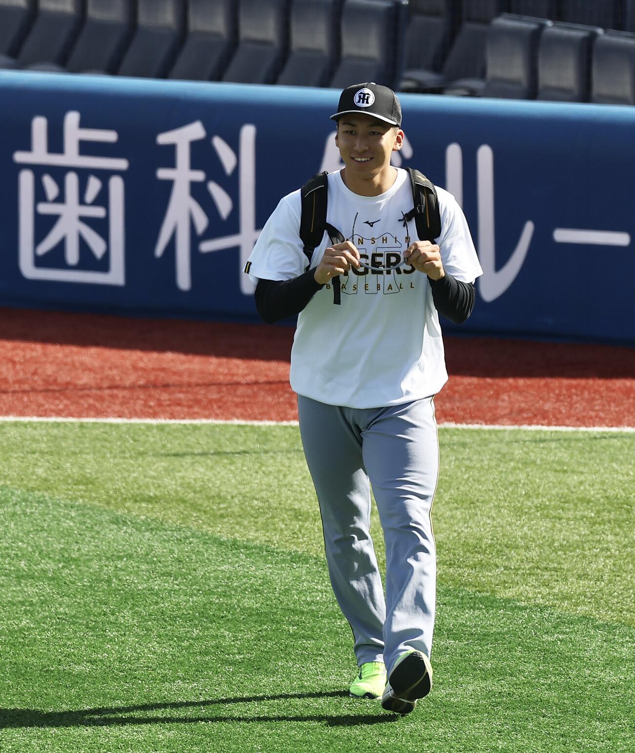 DeNA対阪神　試合前、笑顔で移動する阪神茨木秀俊　