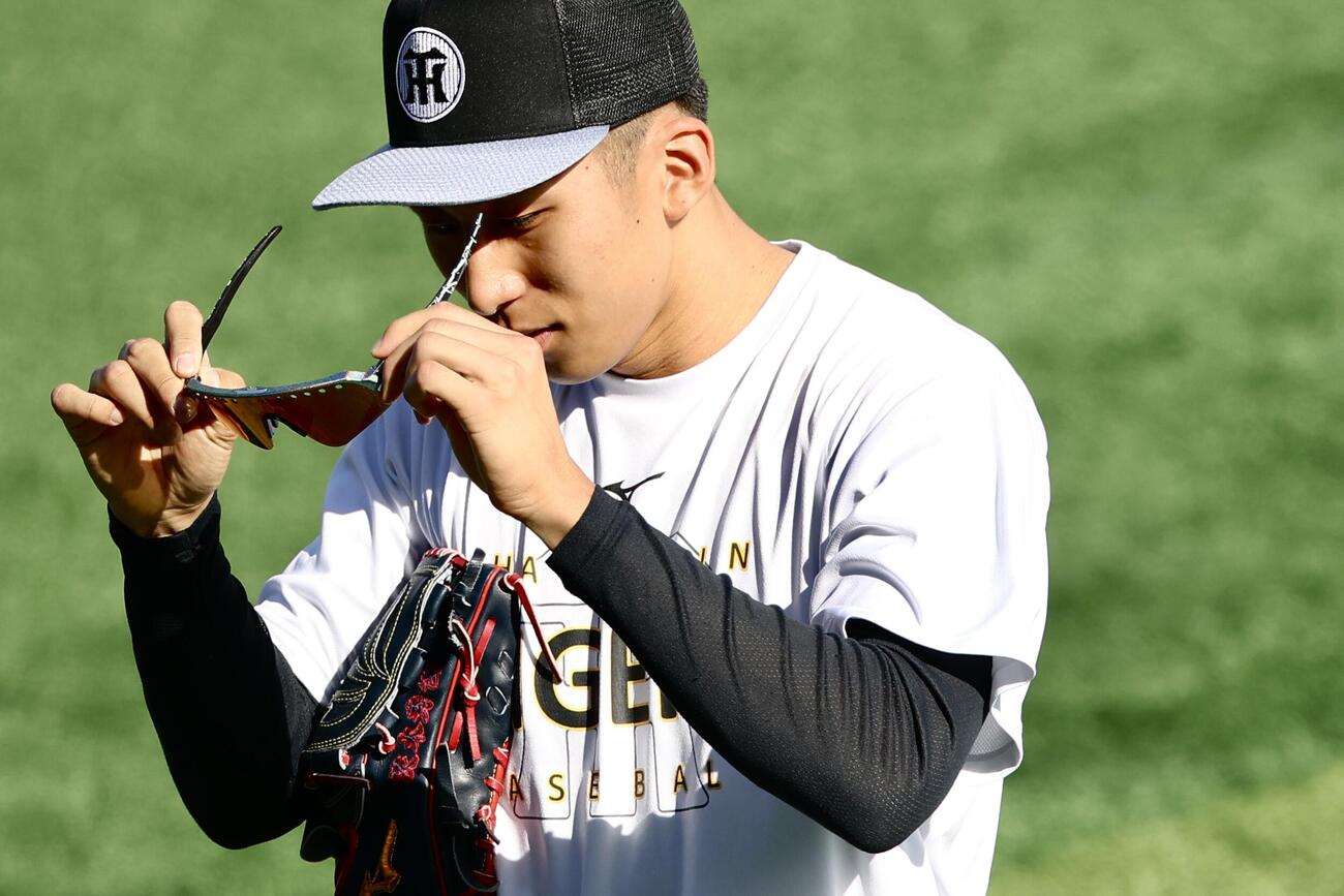 DeNA対阪神　試合前、キャッチボールを終える阪神茨木秀俊　