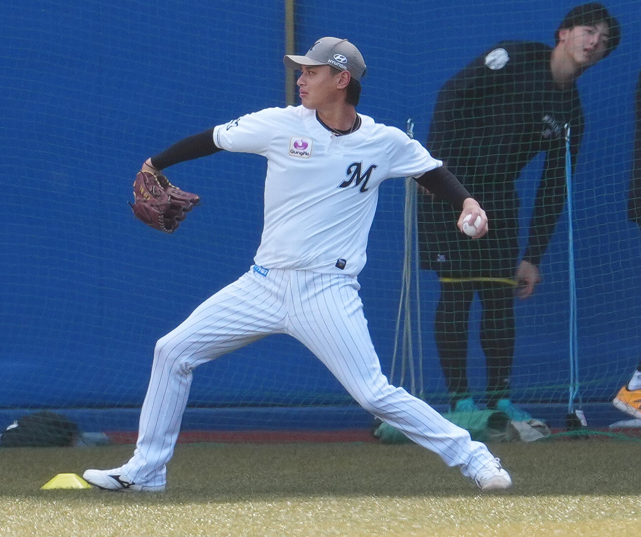 ロッテ対オリックス　試合前練習でキャッチボールするロッテ毛利海大（撮影・鈴木みどり）＝2026年4月21日