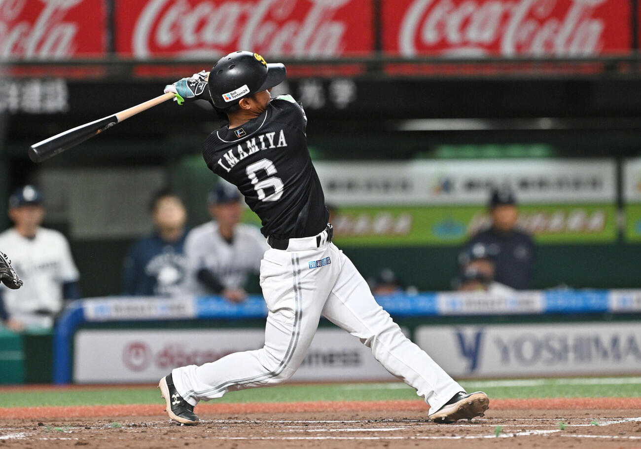 西武対ソフトバンク　2回表ソフトバンク1死一塁、今宮健太は左越え2点本塁打を放つ（撮影・滝沢徹郎）