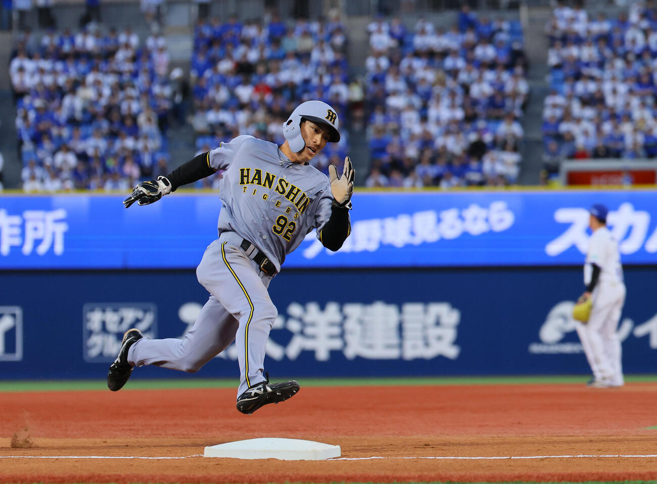 DeNA対阪神　2回表阪神2死一塁、坂本誠志郎の左前適時打で一気に三塁を回る一走福島圭音（撮影・藤尾明華）