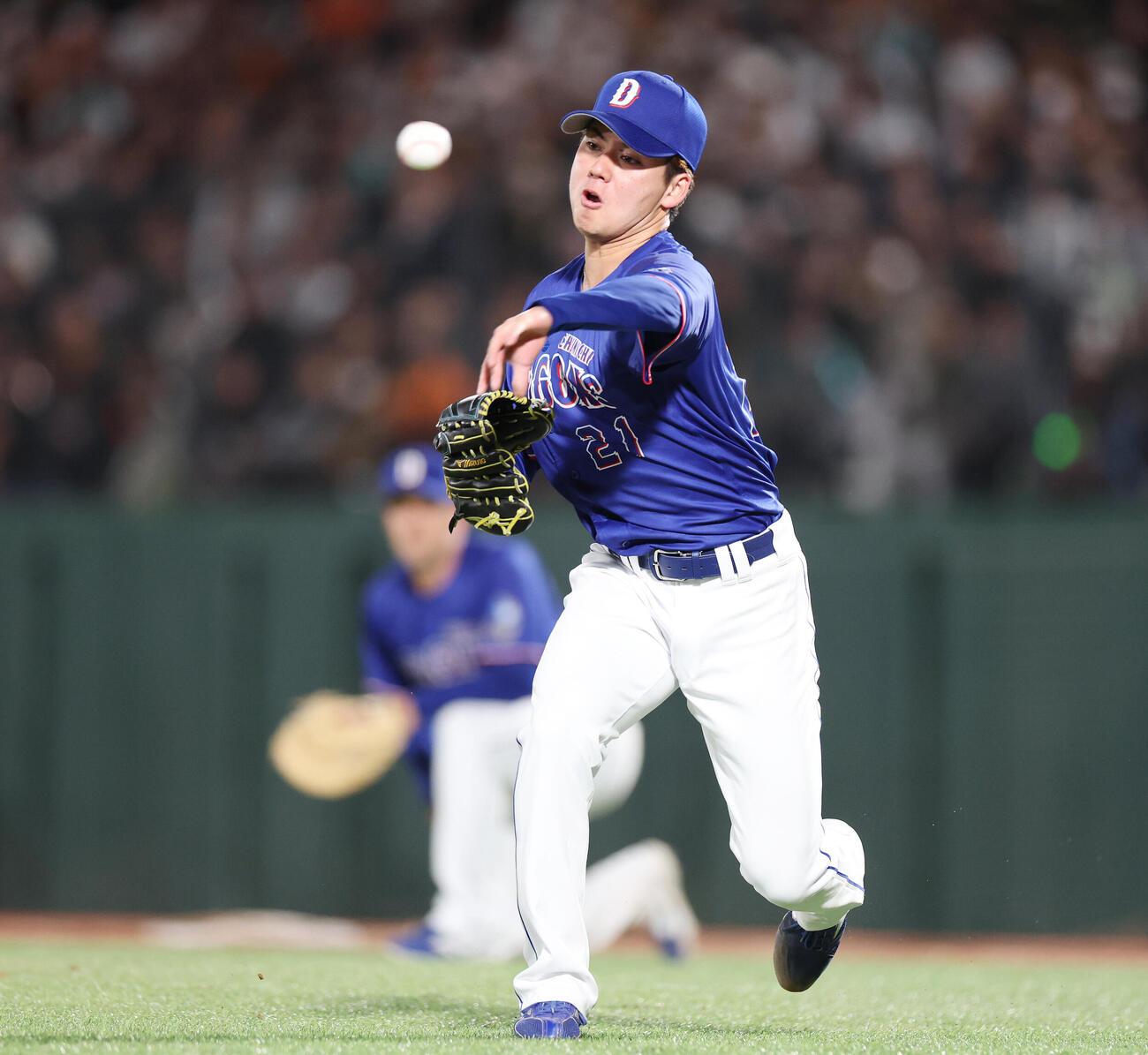 巨人対中日　3回裏巨人無死一、二塁、松本剛の送りバントを三塁に送球する金丸夢斗　（撮影・宮地輝）