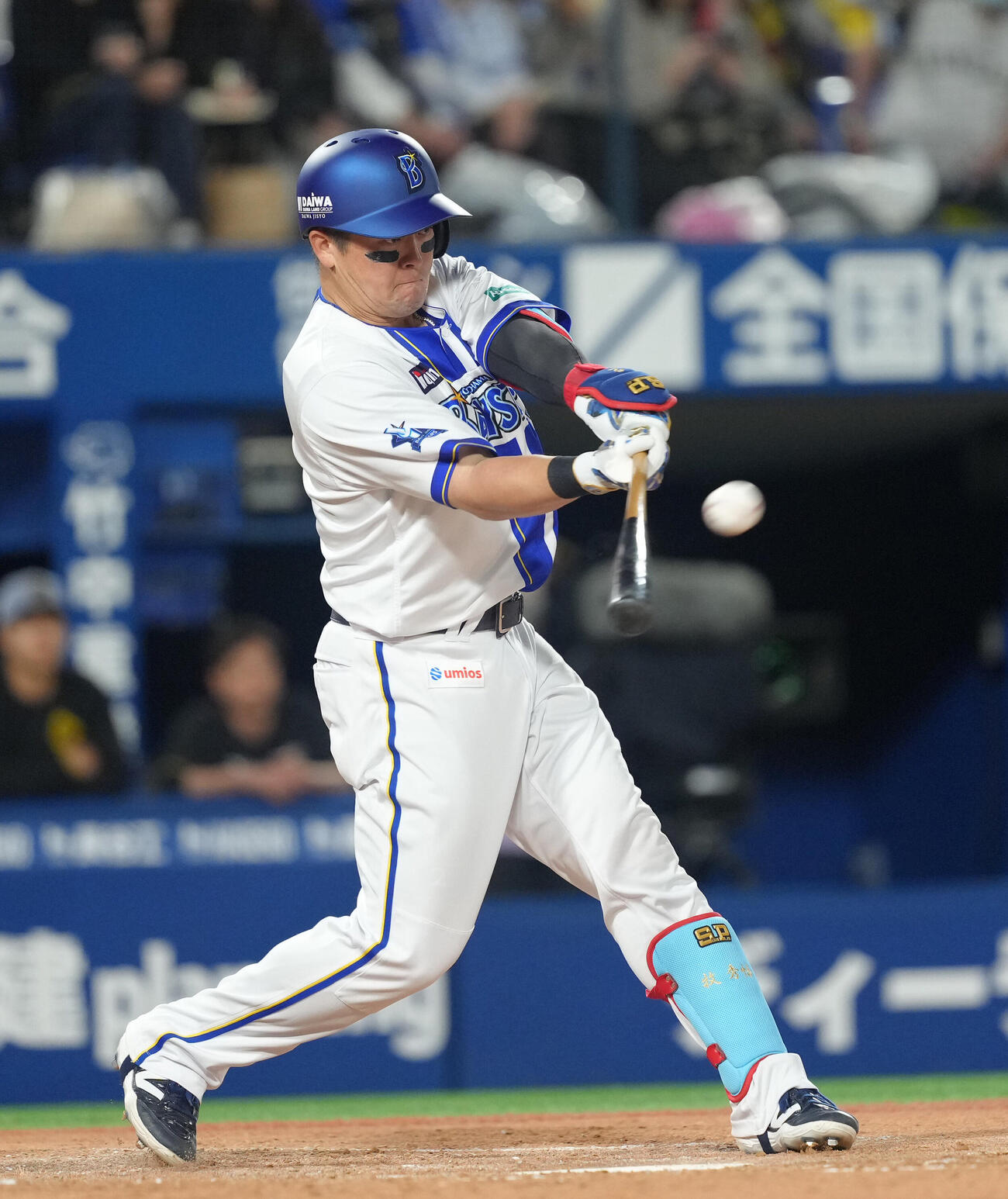 DeNA対阪神　3回裏DeNA1死一塁、牧秀悟は2点本塁打を放つ（撮影・足立雅史）　