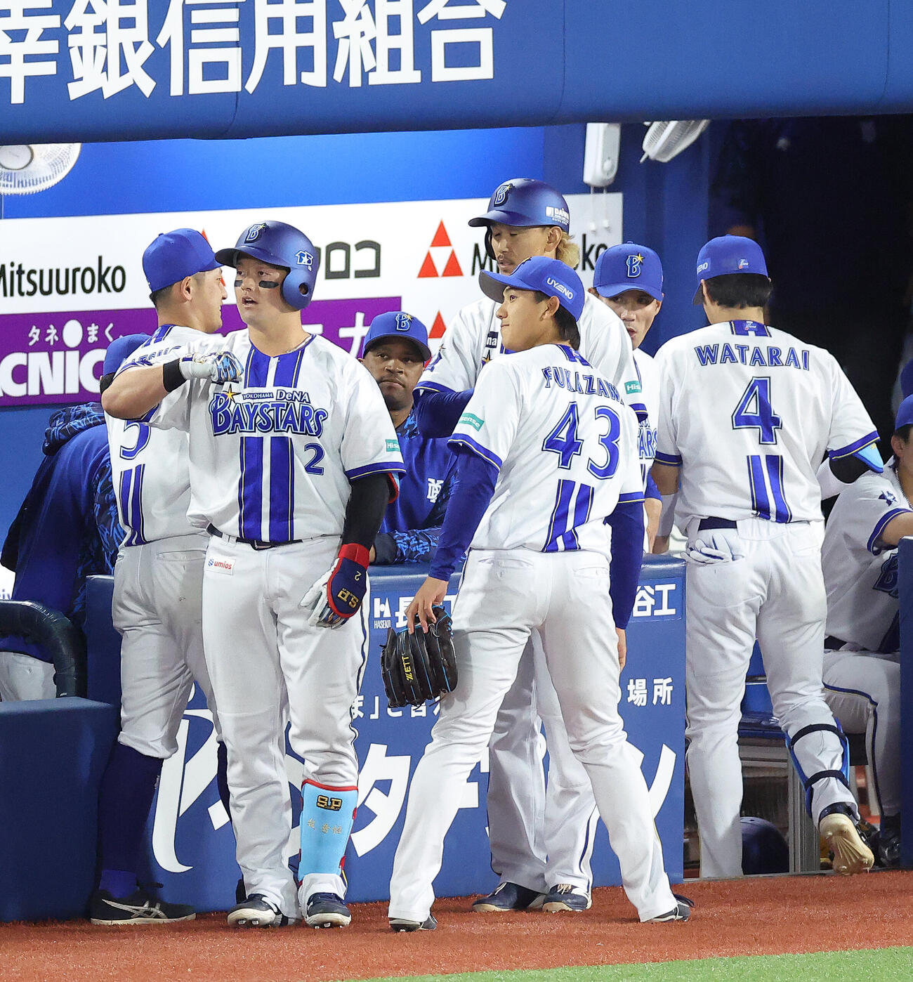 DeNA対阪神　3回裏DeNA1死一塁、右中間2点本塁打で生還し、観客席に向かいデスターシャする牧秀悟（撮影・河田真司）