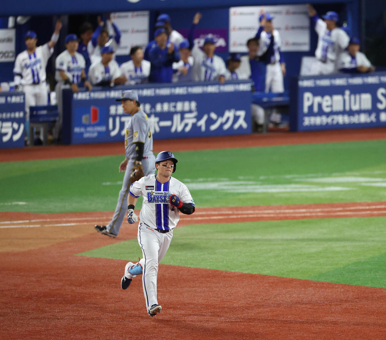 DeNA対阪神　3回裏DeNA1死一塁、右中間2点本塁打を放ちダイヤモンドを回る牧秀悟（撮影・河田真司）