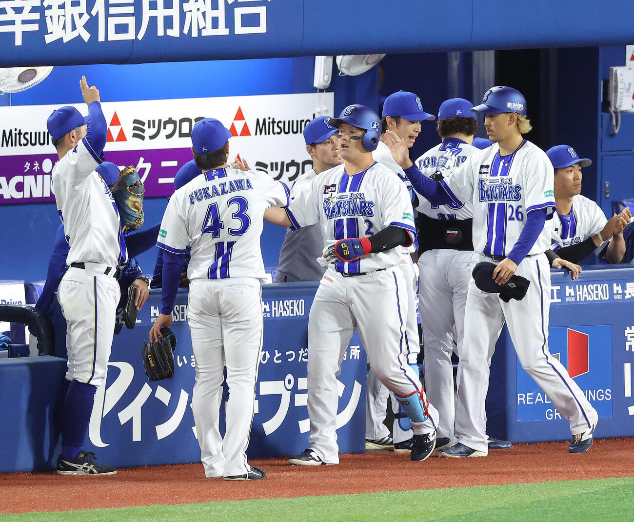 DeNA対阪神　3回裏DeNA1死一塁、右中間2点本塁打で生還し、チームメートに迎えられる牧秀悟（撮影・河田真司）