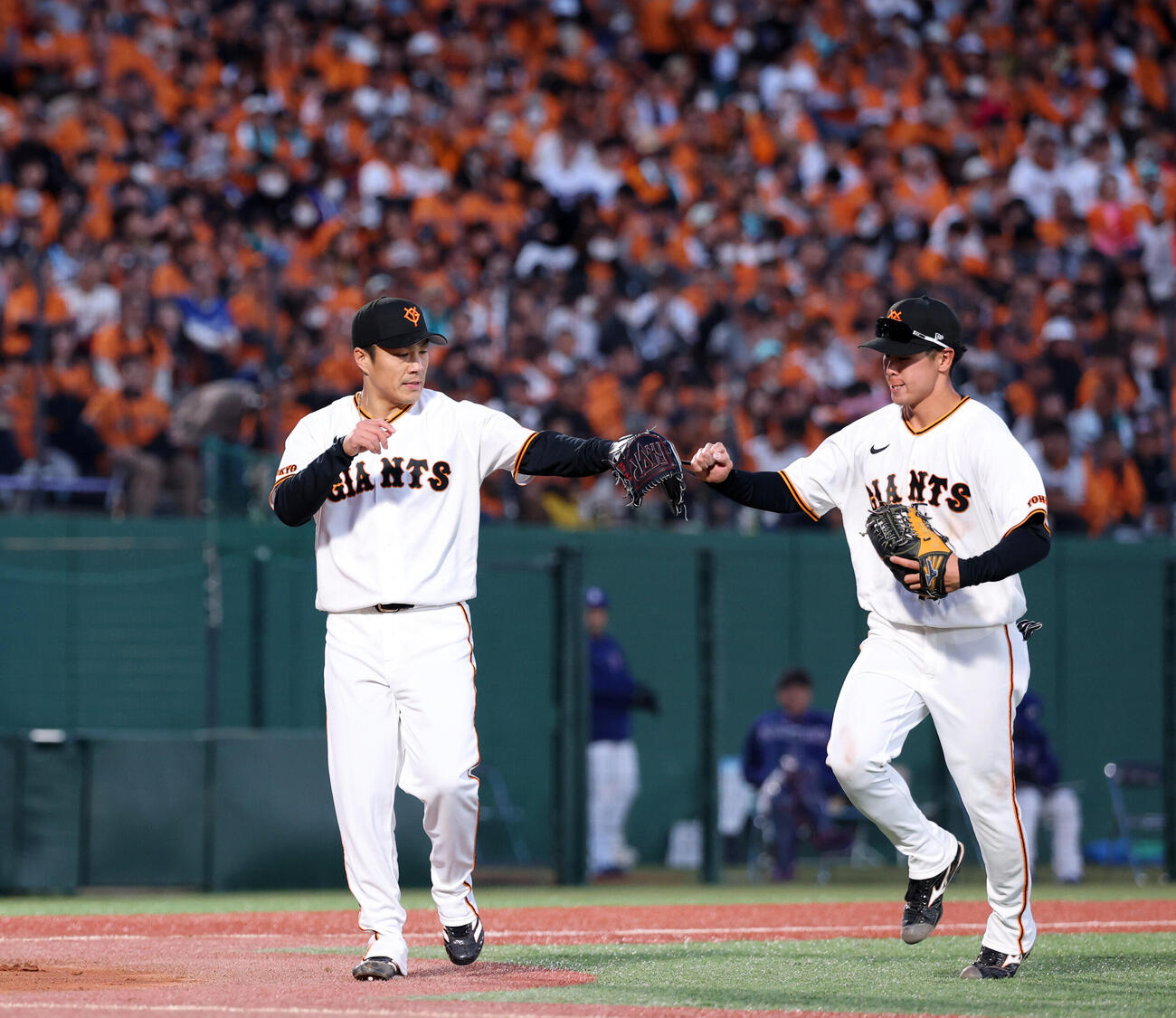 巨人対中日　2回表中日の攻撃を抑えた則本昂大（左）は小浜佑斗とグータッチ（撮影・浅見桂子）