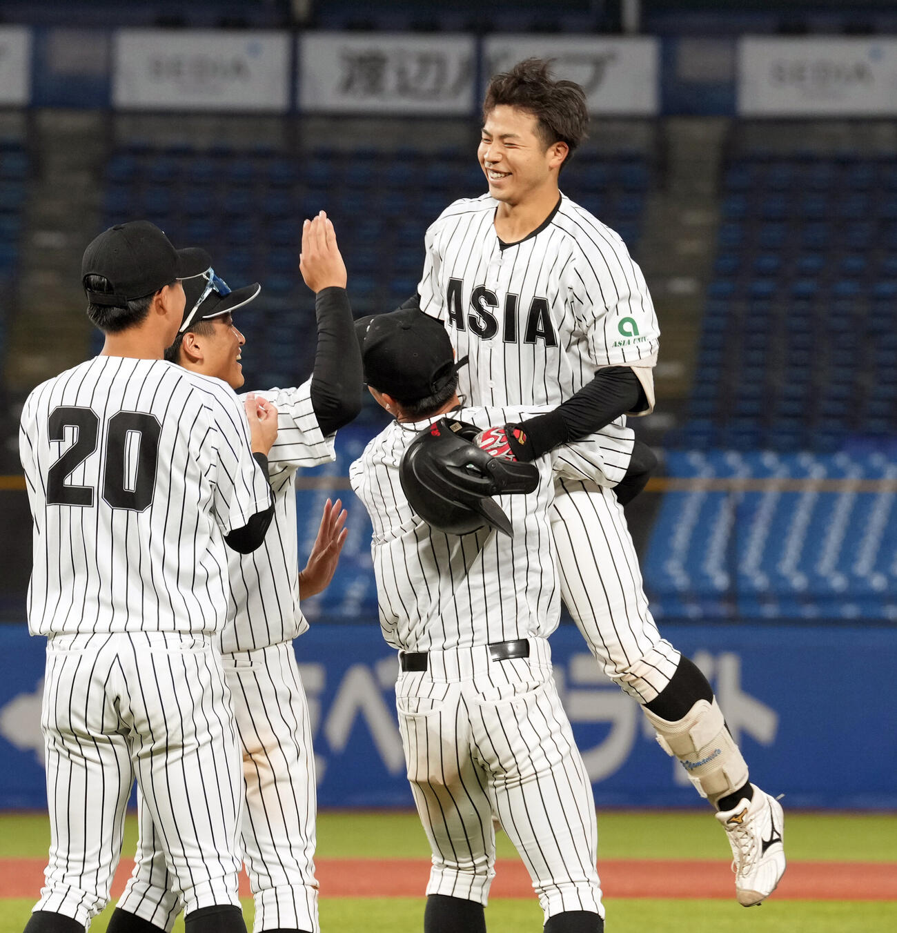 東都大学野球春季リーグ　9回裏亜大2死一、二塁、サヨナラ打を放ちナインに抱えられる前嶋藍（撮影・小島史椰）