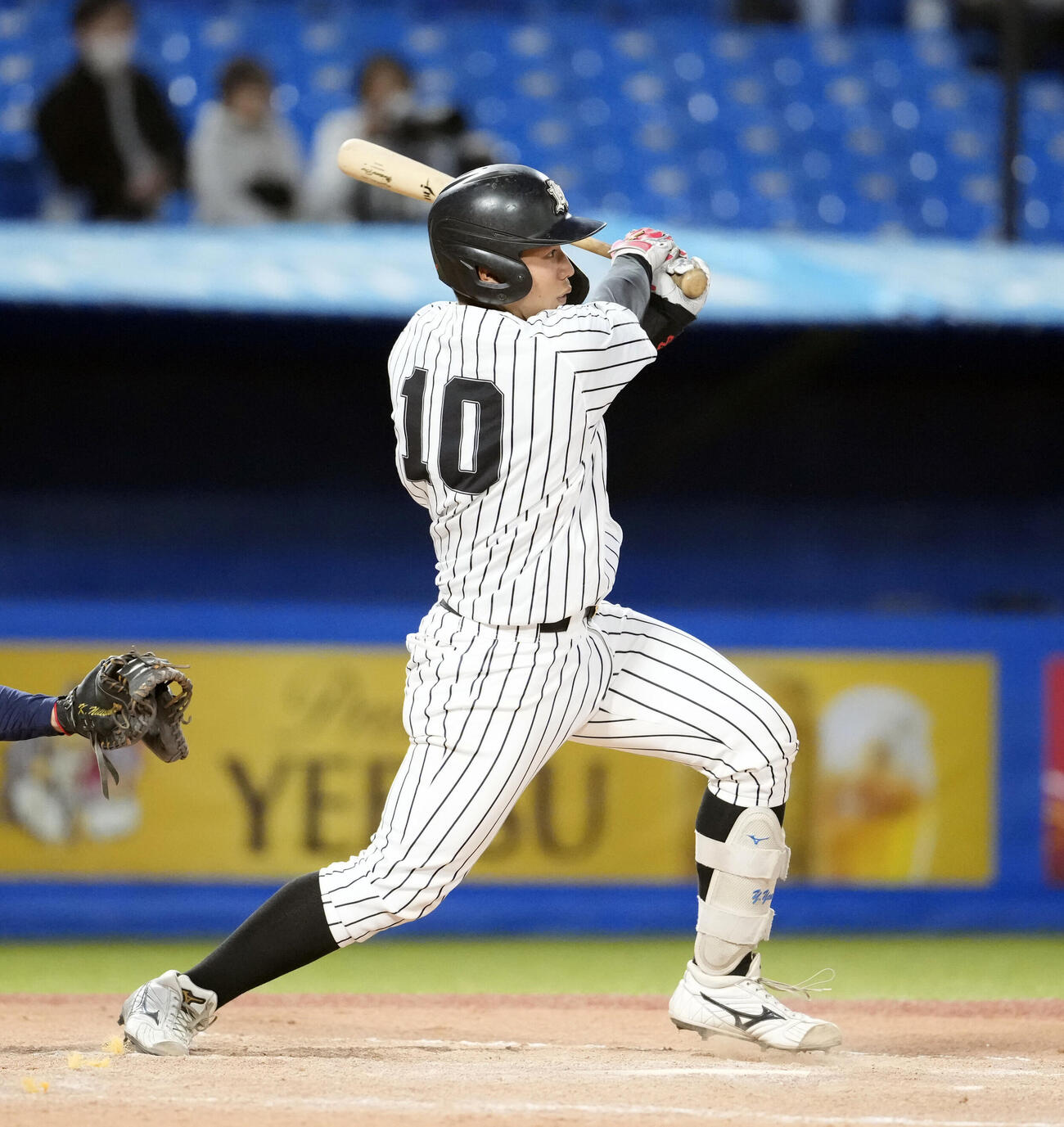 東都大学野球春季リーグ　9回裏亜大2死一、二塁、サヨナラ打を放つ前嶋藍（撮影・小島史椰）