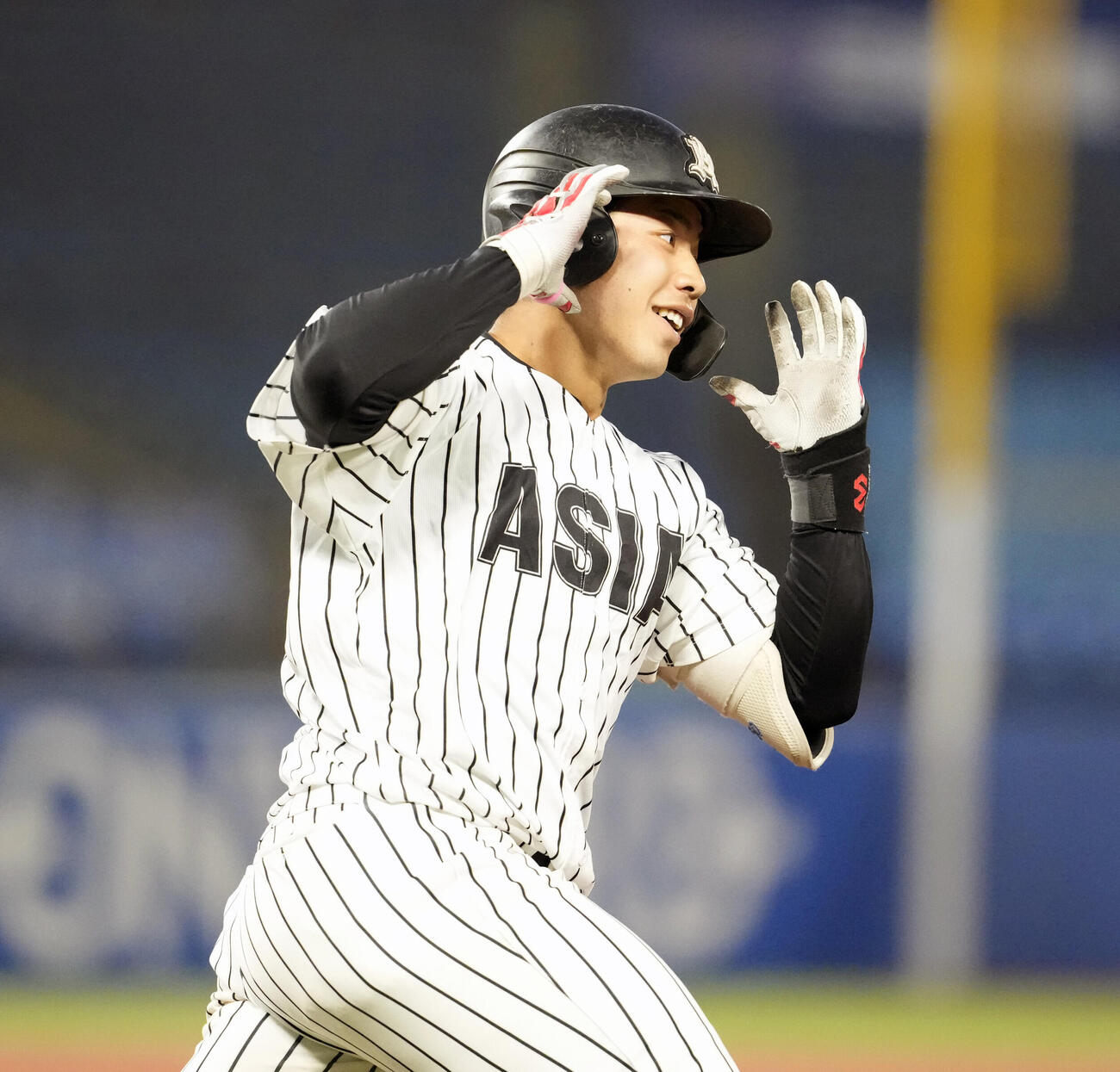 東都大学野球春季リーグ　9回裏亜大2死一、二塁、サヨナラ打を放つ前嶋藍（撮影・小島史椰）