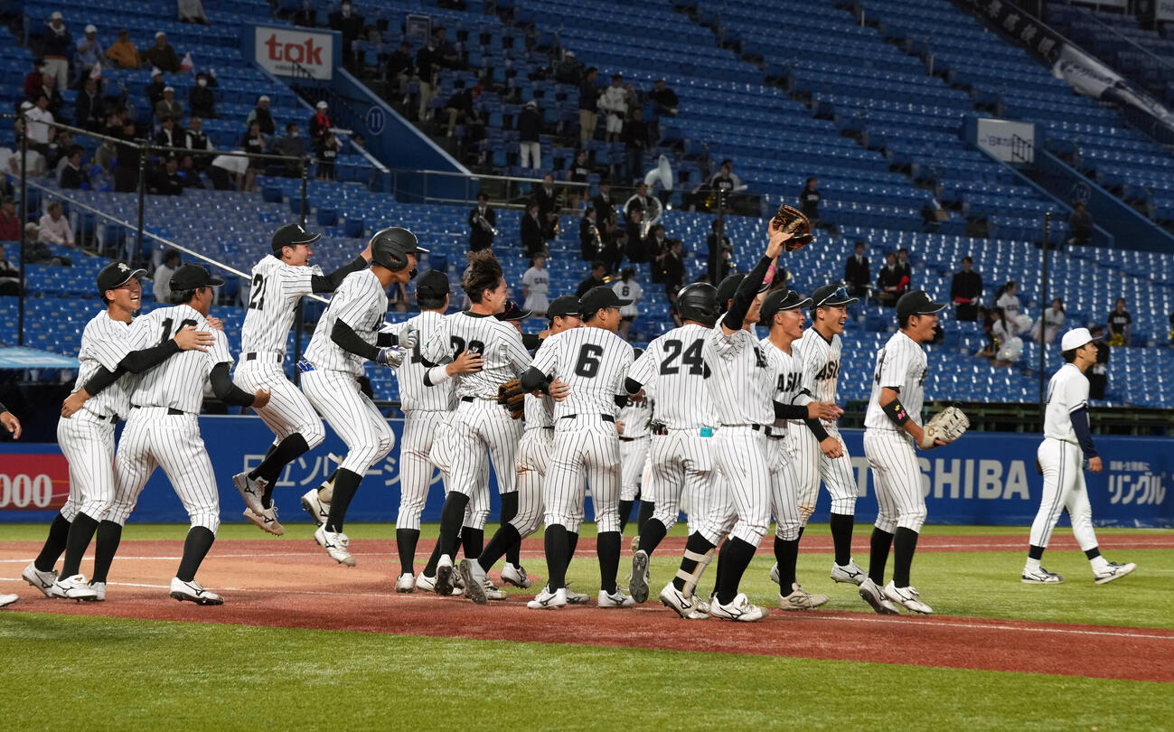 東都大学野球春季リーグ　中大対亜大　中大にサヨナラ勝ちし喜びを爆発させる亜大の選手たち（撮影・小島史椰）