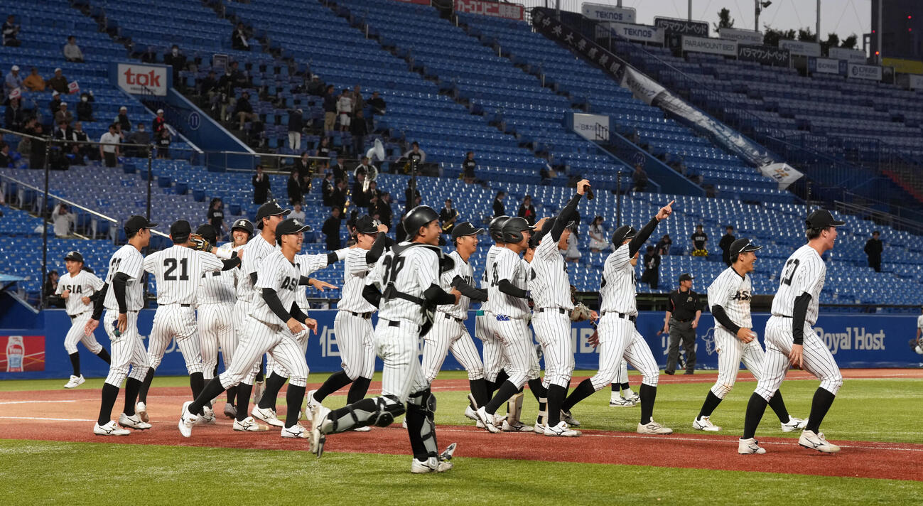 東都大学野球春季リーグ　中大対亜大　中大にサヨナラ勝ちし喜びを爆発させる亜大の選手たち（撮影・小島史椰）