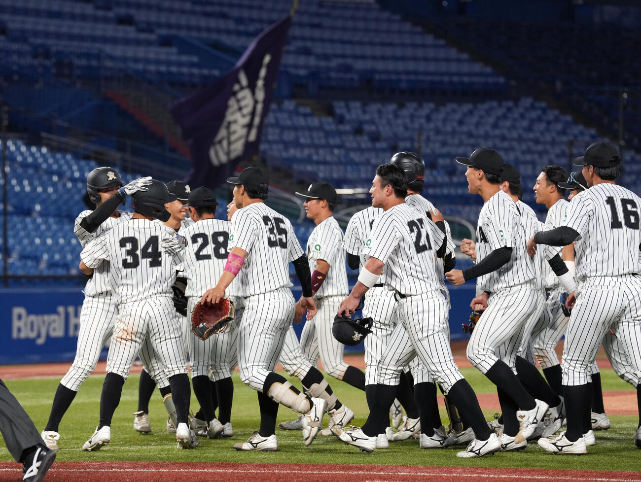 東都大学野球春季リーグ　中大対亜大　中大にサヨナラ勝ちし喜びを爆発させる亜大の選手たち（撮影・小島史椰）