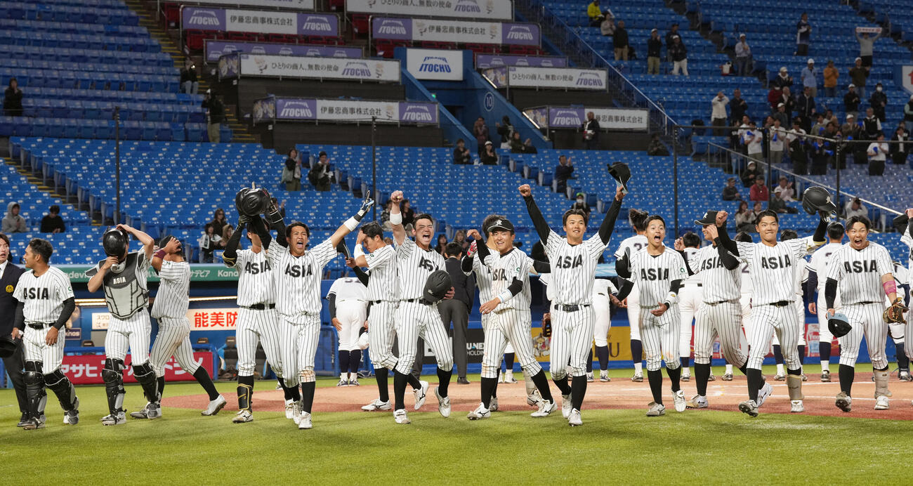 東都大学野球春季リーグ　中大対亜大　中大にサヨナラ勝ちし喜びを爆発させる亜大の選手たち（撮影・小島史椰）