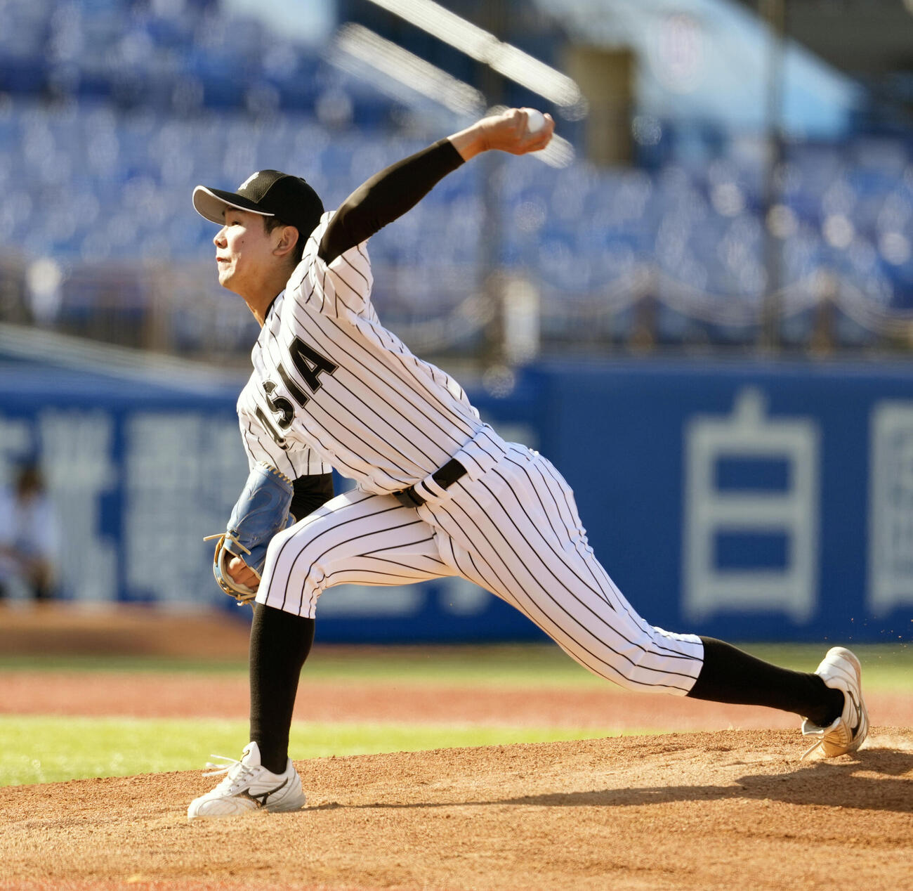 東都大学野球春季リーグ　中大対亜大　力投する亜大先発の田崎颯士（撮影・小島史椰）