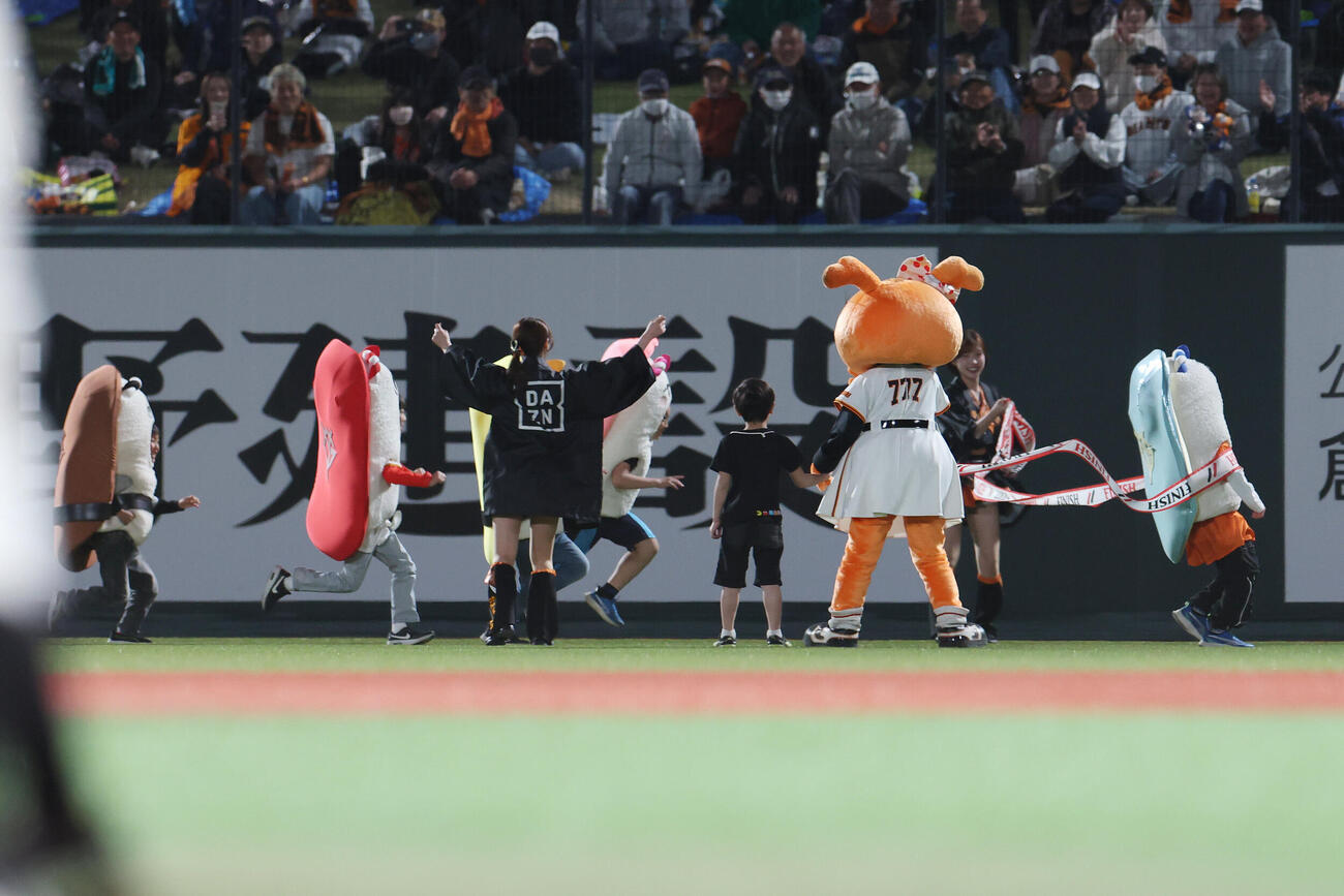 巨人対中日　「すしレース」はコハダが制する（撮影・宮地輝）