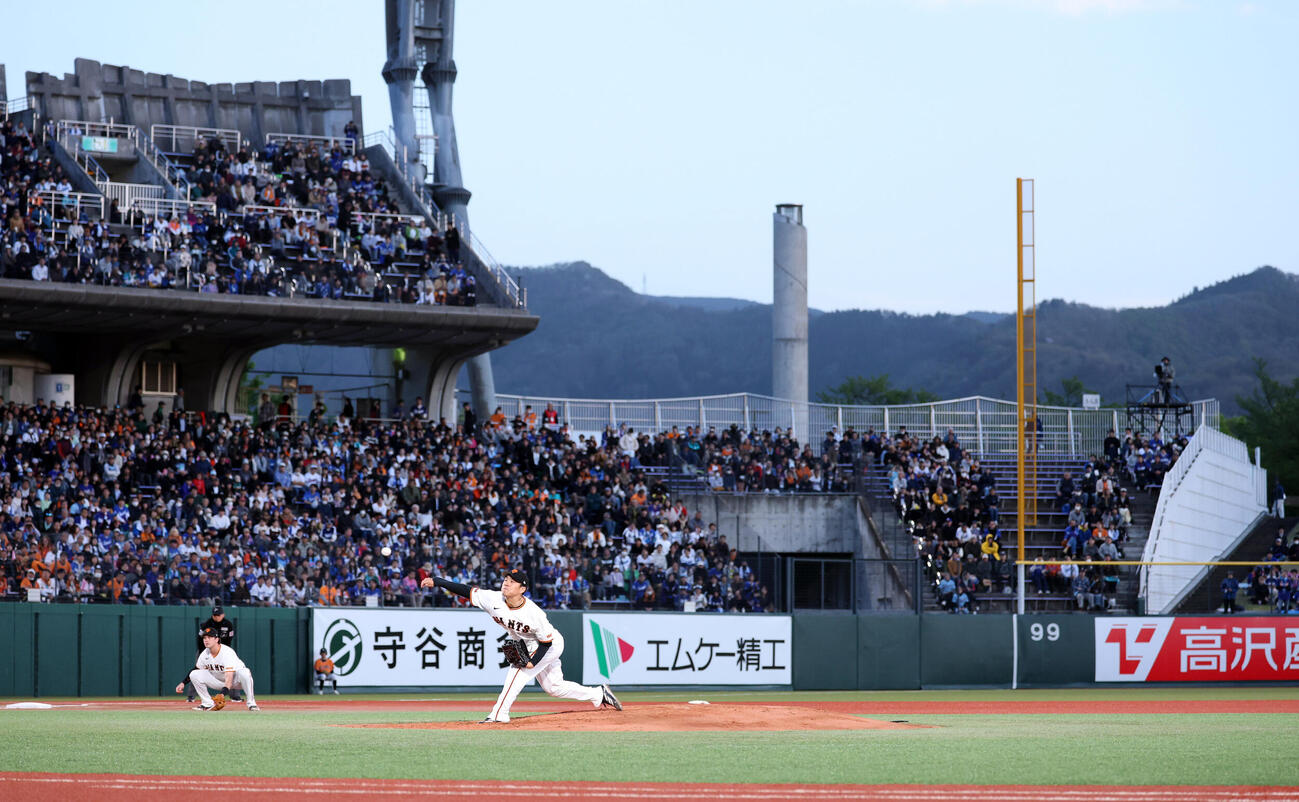 長野の山を背に立つ長野オリンピックスタジアム（撮影・浅見桂子）