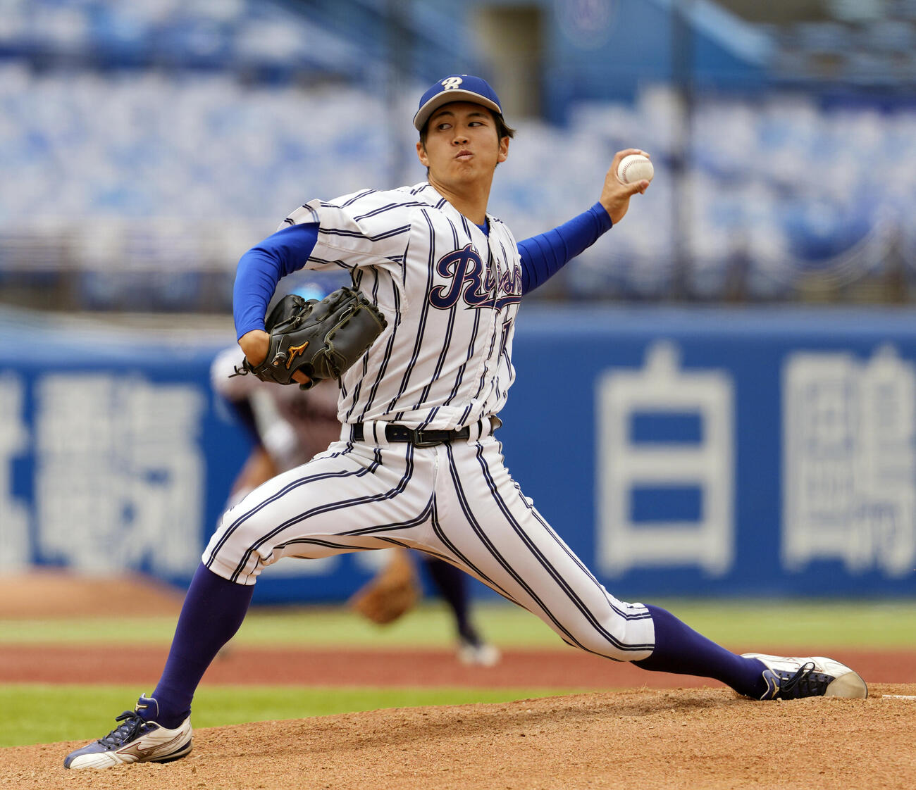 青学大対立正大　力投する立正大先発の仁田陽翔　（撮影・小島史椰）
