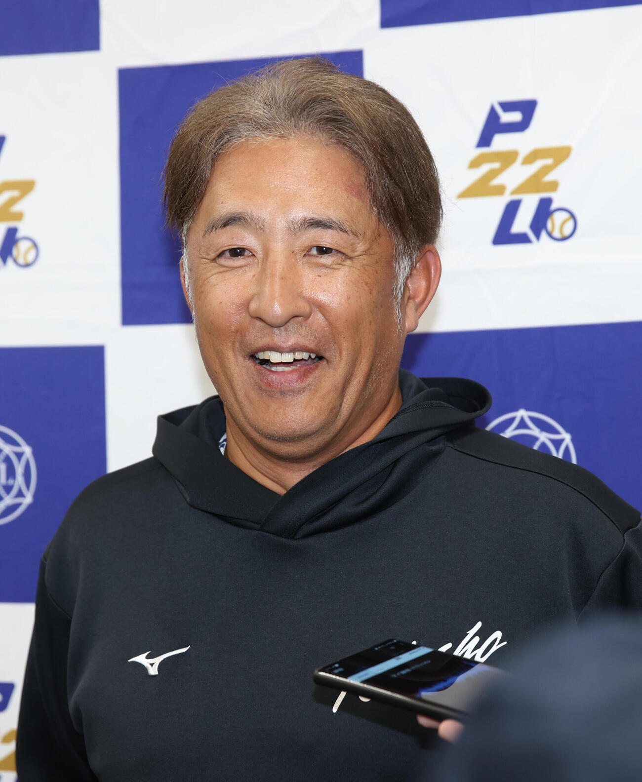 青学大対立正大　青学大に勝利し笑顔を見せる立正大・金剛弘樹監督（撮影・柴田隆二）