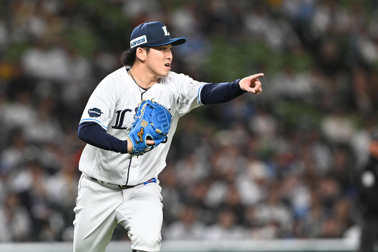 西武対ソフトバンク　1回表ソフトバンク2死、牧原大成を二ゴロに打ち取る隅田知一郎（撮影・滝沢徹郎）