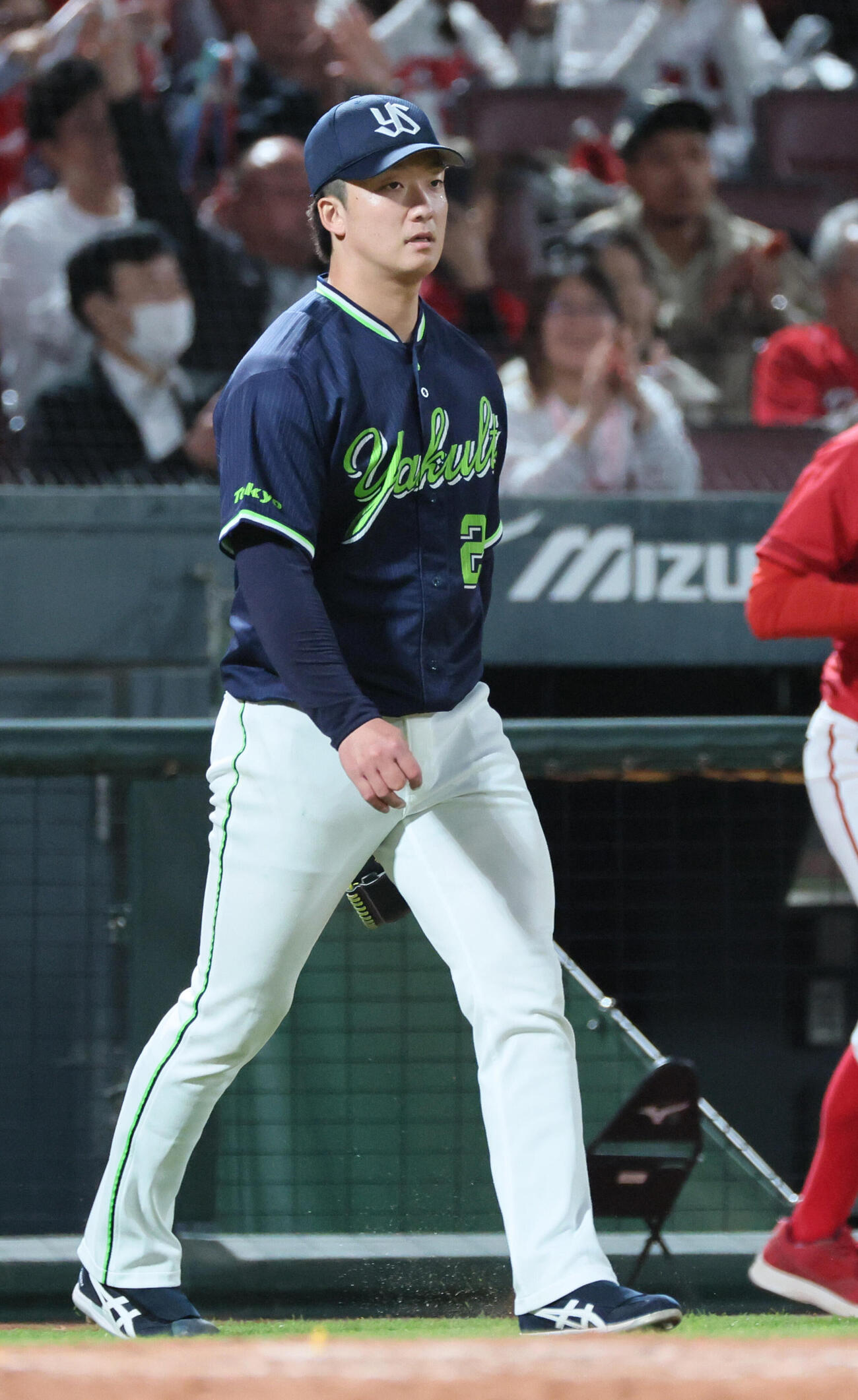 広島対ヤクルト　4回裏広島1死一、三塁、野間峻祥に右犠飛を浴びた吉村貢司郎（撮影・加藤孝規）