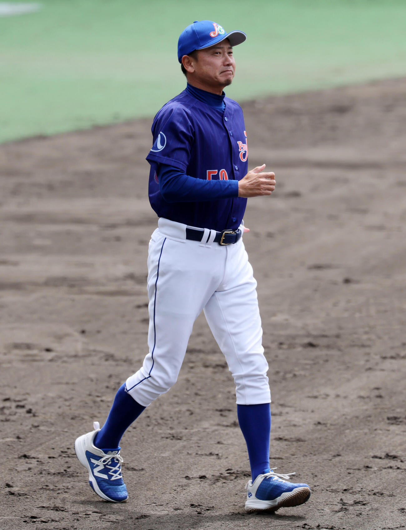 ジェイプロジェクト対ENEOS　試合後記者の質問に答えるジェイプロジェクトの二岡智宏監督（撮影・加藤哉）＝2026年4月21日、マイネットスタジアム皇子山