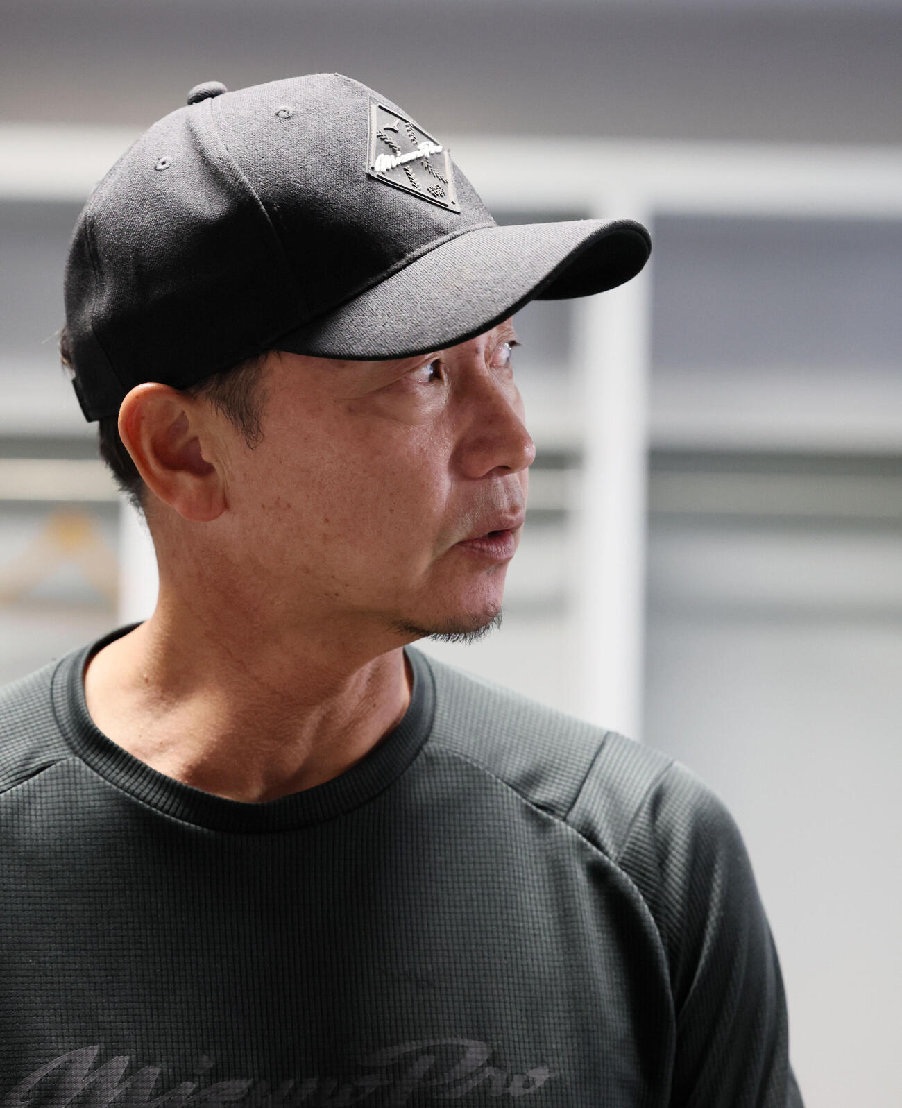 ジェイプロジェクト対ENEOS　試合後記者の質問に答えるジェイプロジェクトの二岡智宏監督（撮影・加藤哉）＝2026年4月21日、マイネットスタジアム皇子山