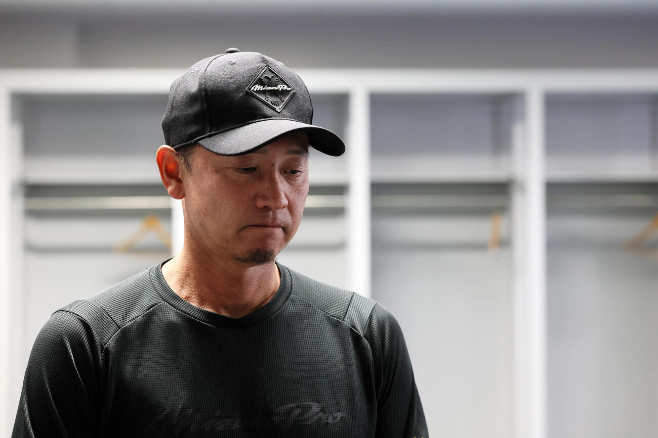ジェイプロジェクト対ENEOS　試合後記者の質問に答えるジェイプロジェクトの二岡智宏監督（撮影・加藤哉）＝2026年4月21日、マイネットスタジアム皇子山
