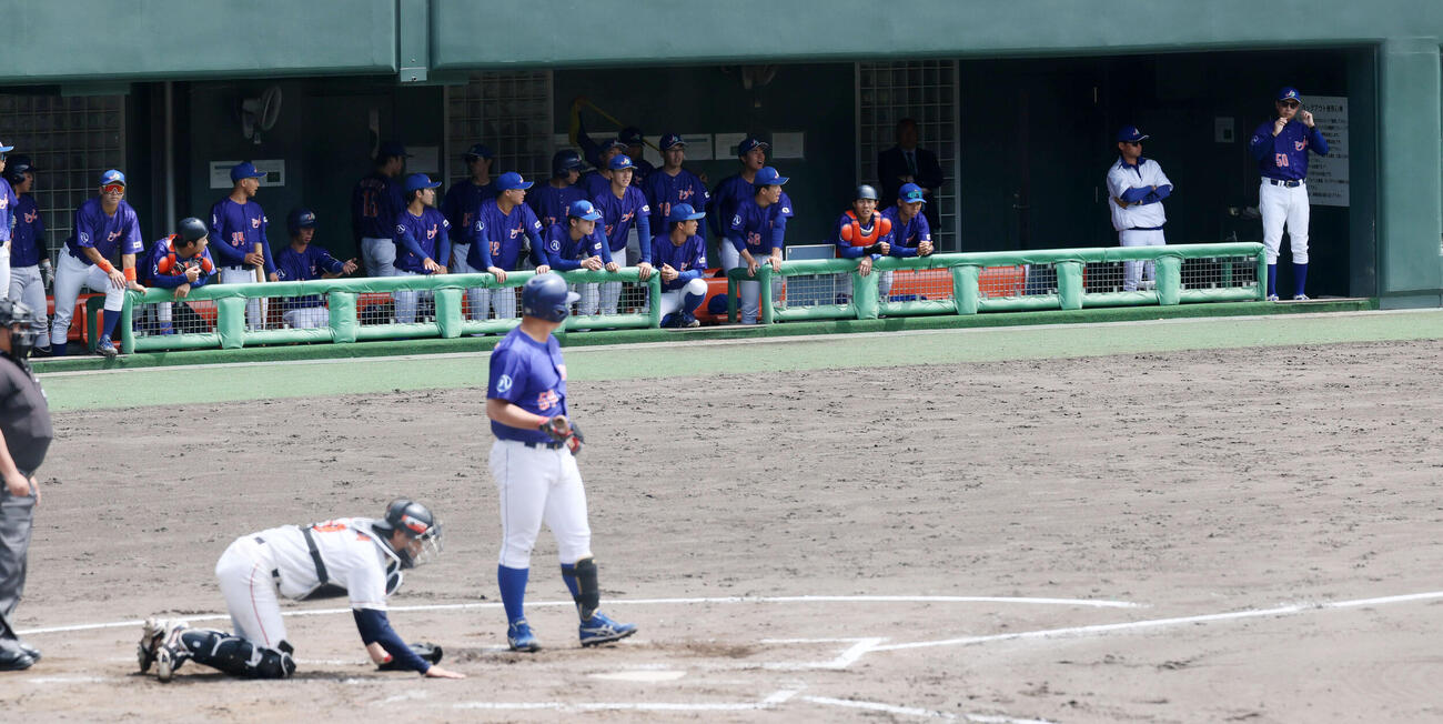 ジェイプロジェクト対ENEOS　ベンチ右端に立ってサインを出すジェイプロジェクトの二岡智宏監督（撮影・加藤哉）＝2026年4月21日、マイネットスタジアム皇子山