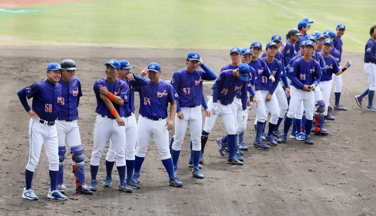 ジェイプロジェクト対ENEOS　試合開始前ナインと整列するジェイプロジェクトの二岡智宏監督（撮影・加藤哉）＝2026年4月21日、マイネットスタジアム皇子山