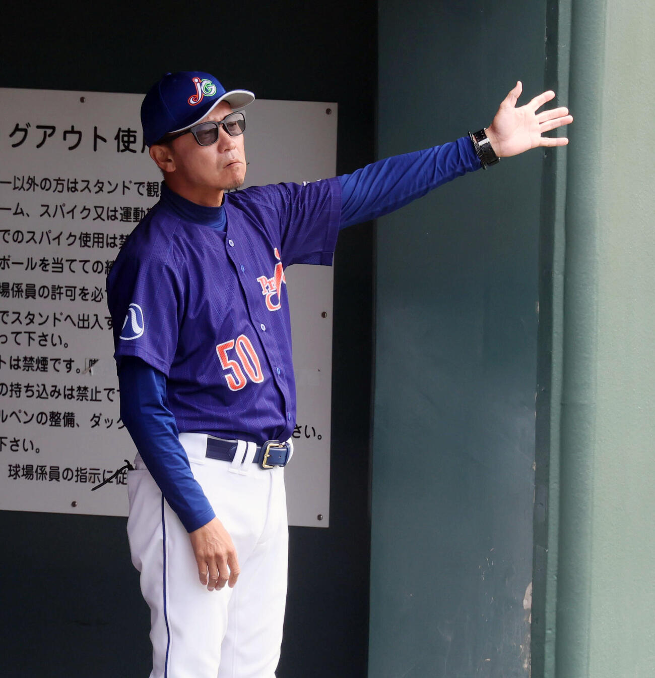 ジェイプロジェクト対ENEOS　ベンチに立ってサインを出すジェイプロジェクトの二岡智宏監督（撮影・加藤哉）＝2026年4月21日、マイネットスタジアム皇子山