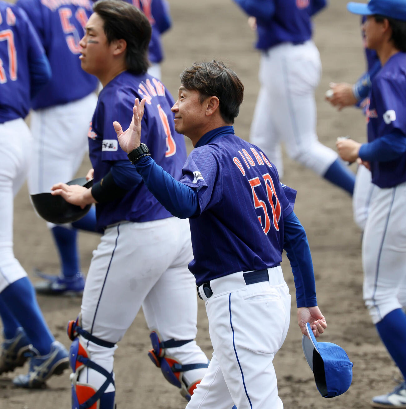 ジェイプロジェクト対ENEOS　スタンドに向かって手を振るジェイプロジェクトの二岡智宏監督（撮影・加藤哉）＝2026年4月21日、マイネットスタジアム皇子山