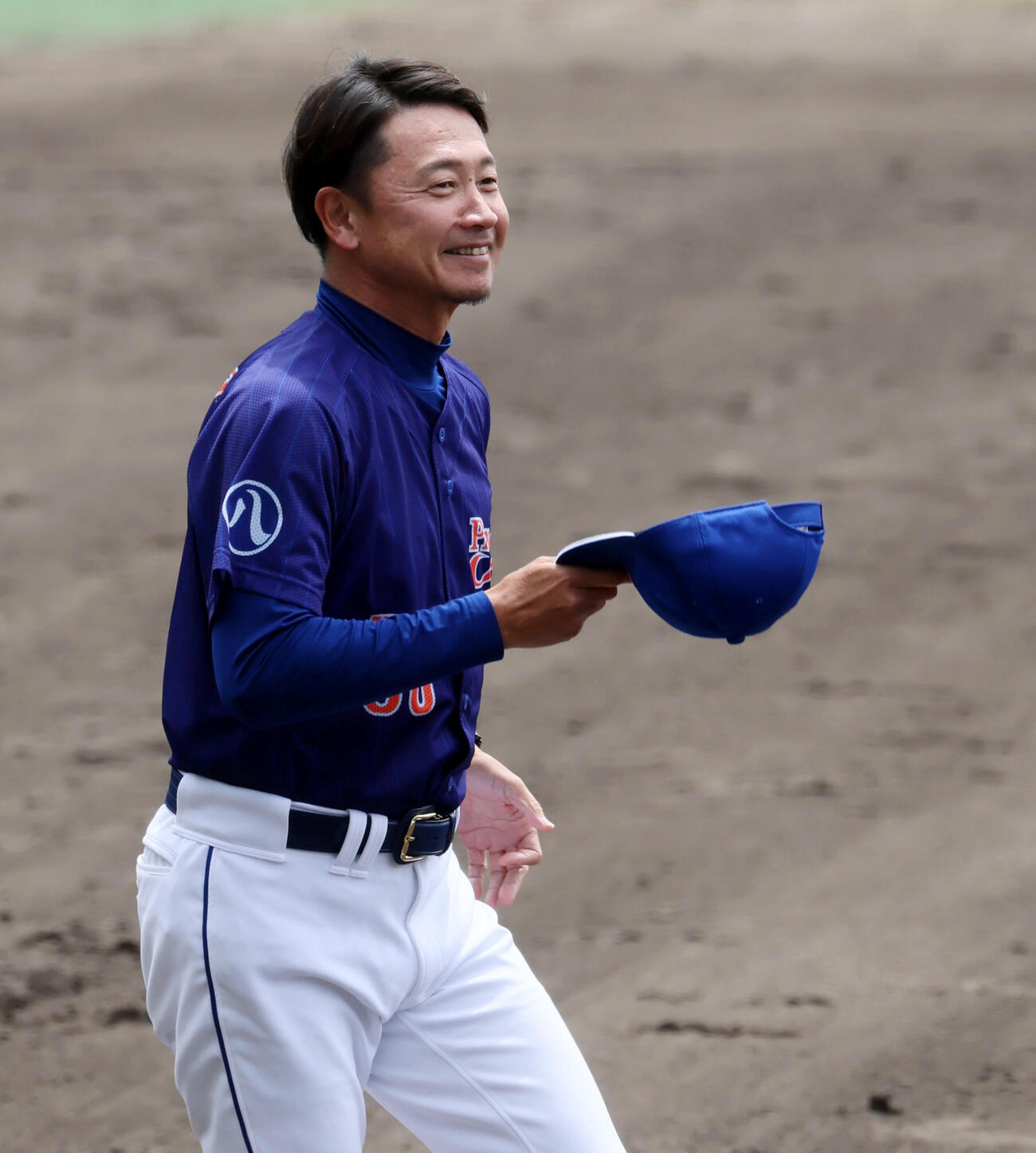ジェイプロジェクト対ENEOS　グラウンドに出てあいさつに向かうジェイプロジェクトの二岡智宏監督（撮影・加藤哉）＝2026年4月21日、マイネットスタジアム皇子山