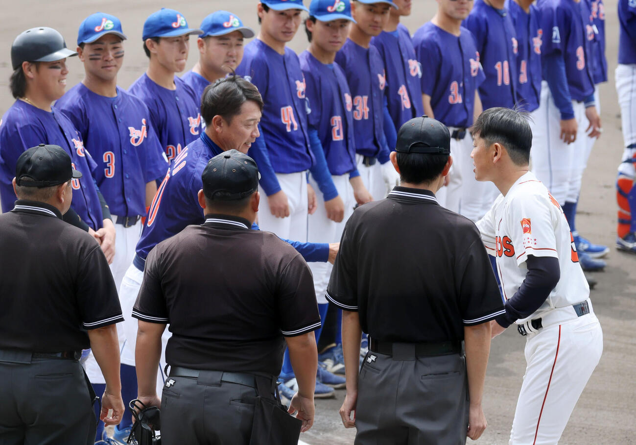 ジェイプロジェクト対ENEOS ENEOSの宮沢健太郎監督（右）と握手するジェイプロジェクトの二岡智宏監督（撮影・加藤哉）＝2026年4月21日、マイネットスタジアム皇子山