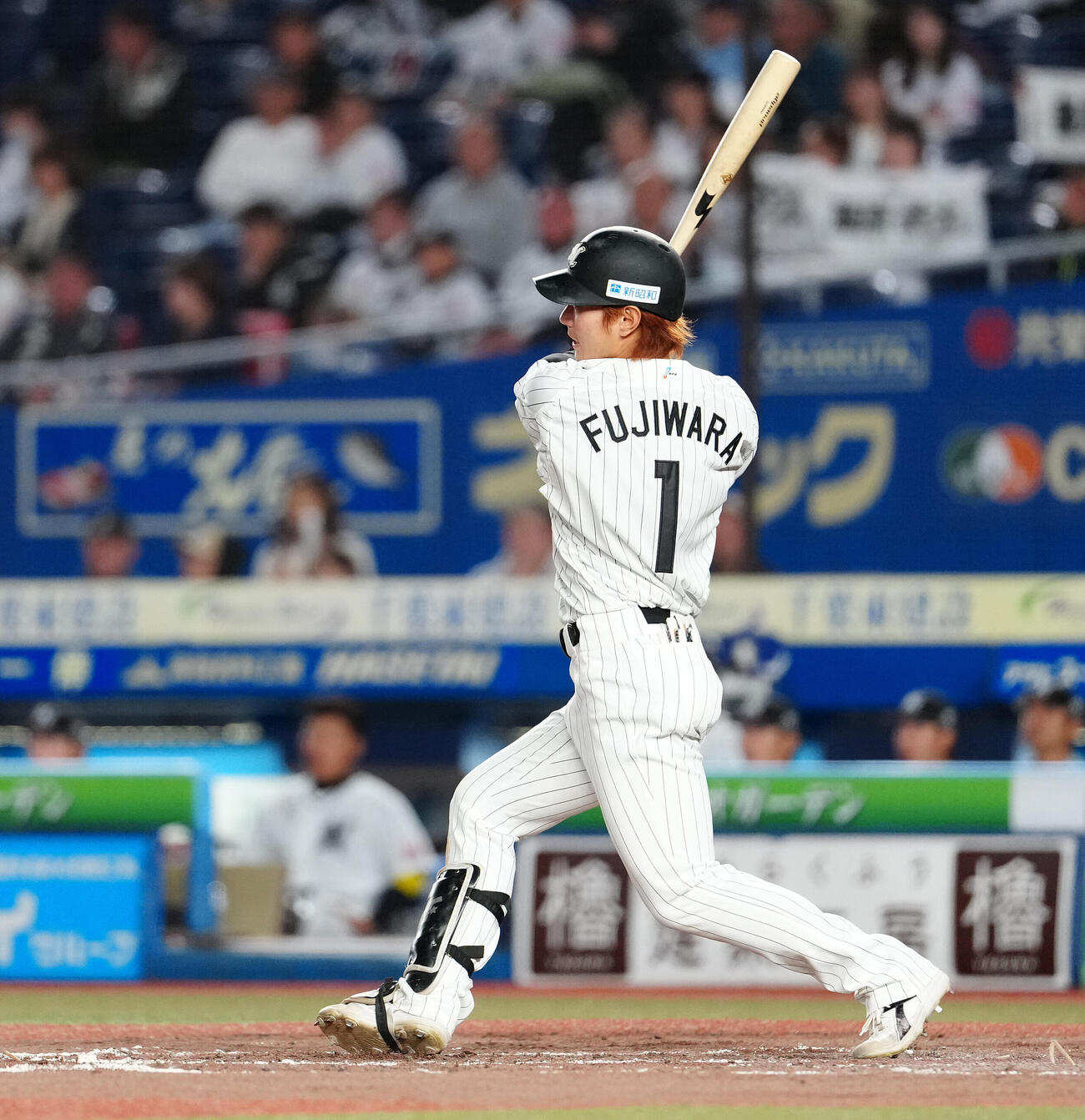 ロッテ対オリックス　3回裏ロッテ無死、二塁打を放つ藤原恭大（撮影・鈴木みどり）