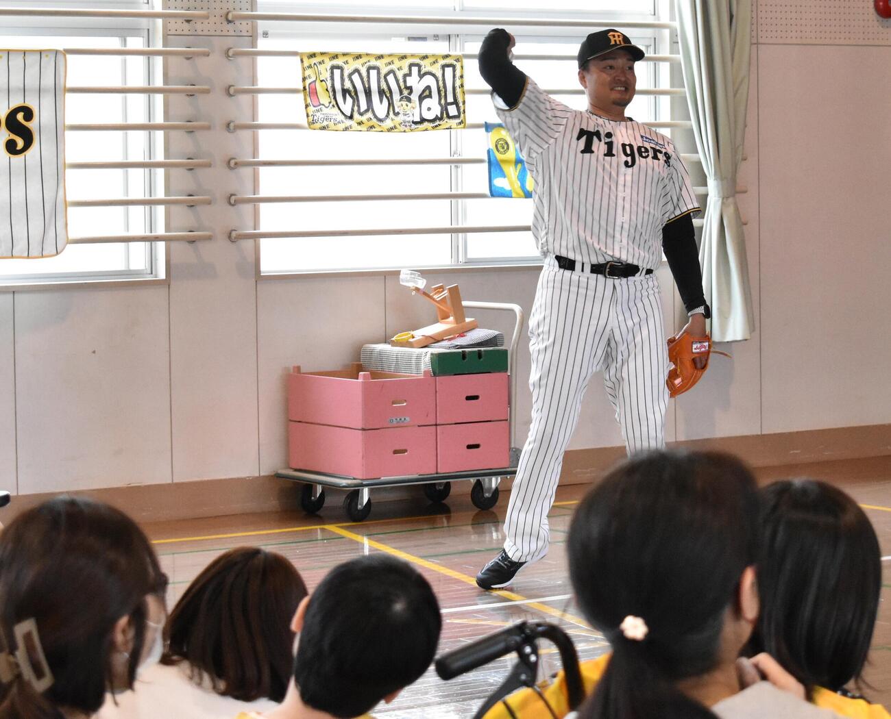 支援学校でキャッチボールを披露する阪神秋山BA（撮影・只松憲）