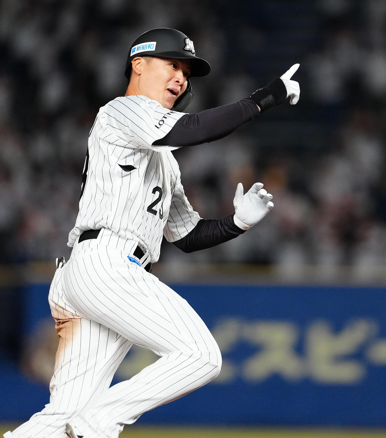 ロッテ対オリックス　5回裏ロッテ無死一、二塁、3点本塁打を放った石川慎吾はポーズを取りながらダイヤモンドをまわる（撮影・鈴木みどり）
