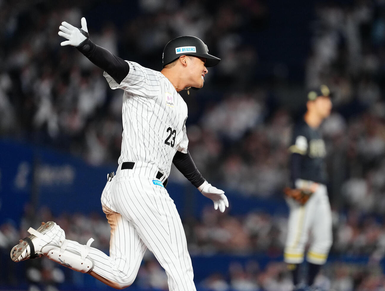 ロッテ対オリックス　5回裏ロッテ無死一、二塁、3点本塁打を放った石川慎吾はポーズを取りながらダイヤモンドをまわる（撮影・鈴木みどり）