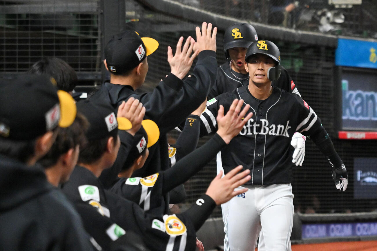 西武対ソフトバンク　2回表ソフトバンク1死一塁、2点本塁打を放った今宮健太（右手前）はチームメートとタッチをかわす（撮影・滝沢徹郎）