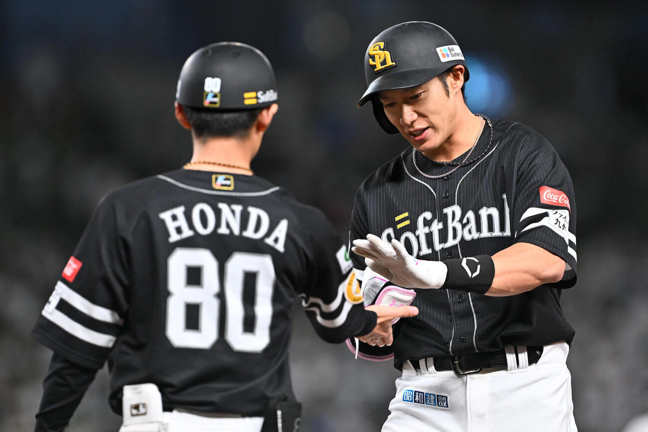 西武対ソフトバンク　2回表ソフトバンク無死、柳田悠岐（右）は中前打を放つ（撮影・滝沢徹郎）