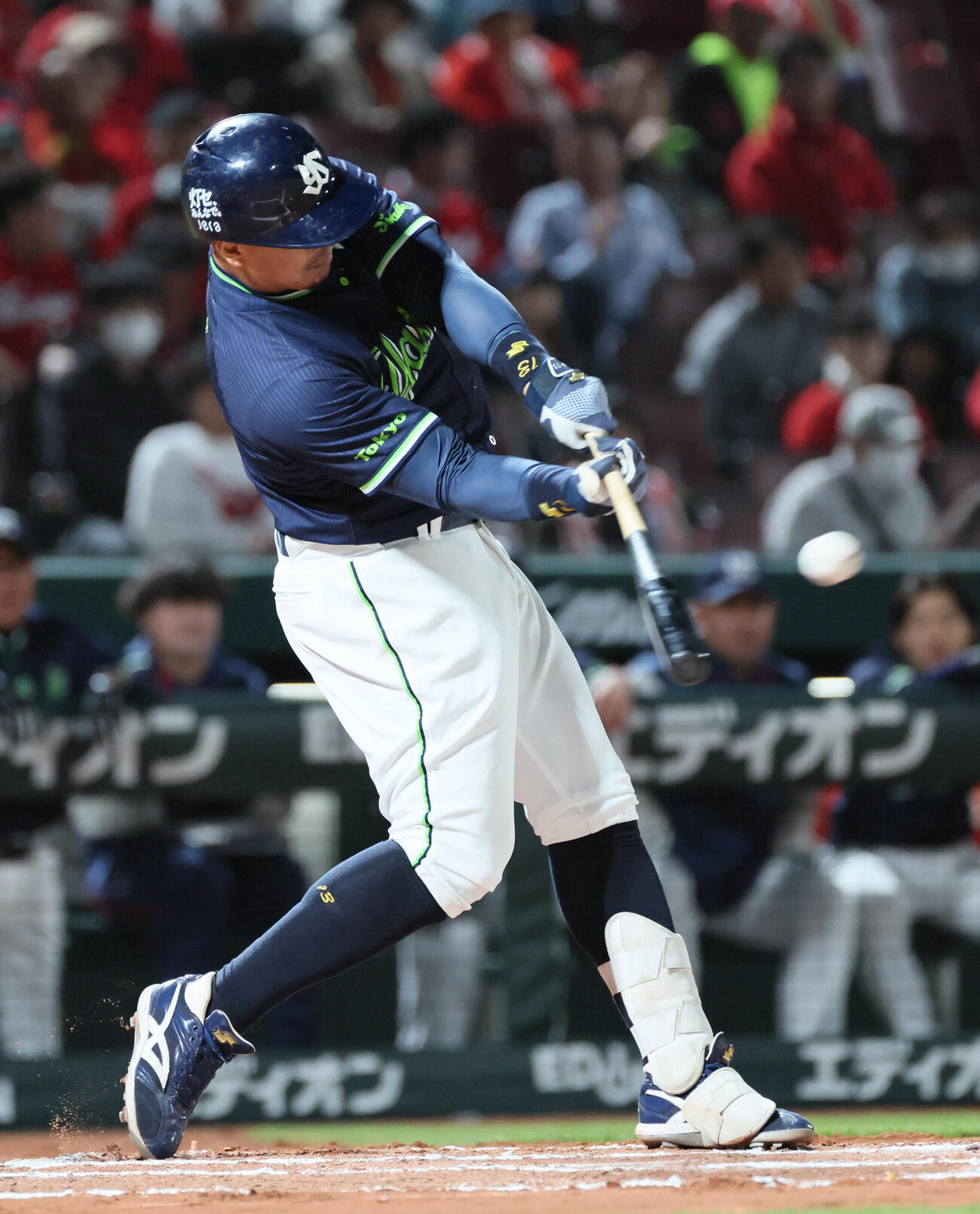 広島対ヤクルト　6回表ヤクルト2死二塁、ホセ・オスナは中前適時打を放つ（撮影・加藤孝規）