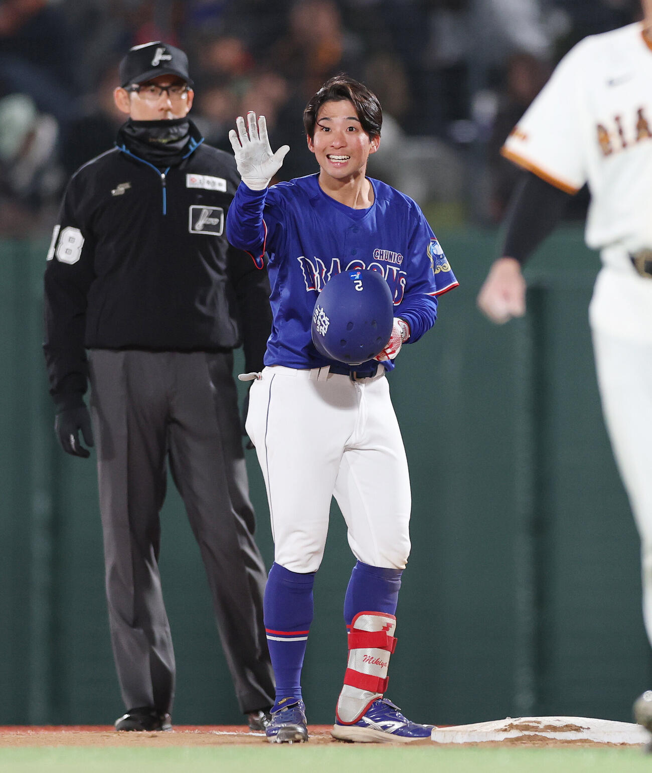 巨人対中日　6回表中日無死、死球を受けるも赤星優志を気遣う田中幹也　（撮影・宮地輝）